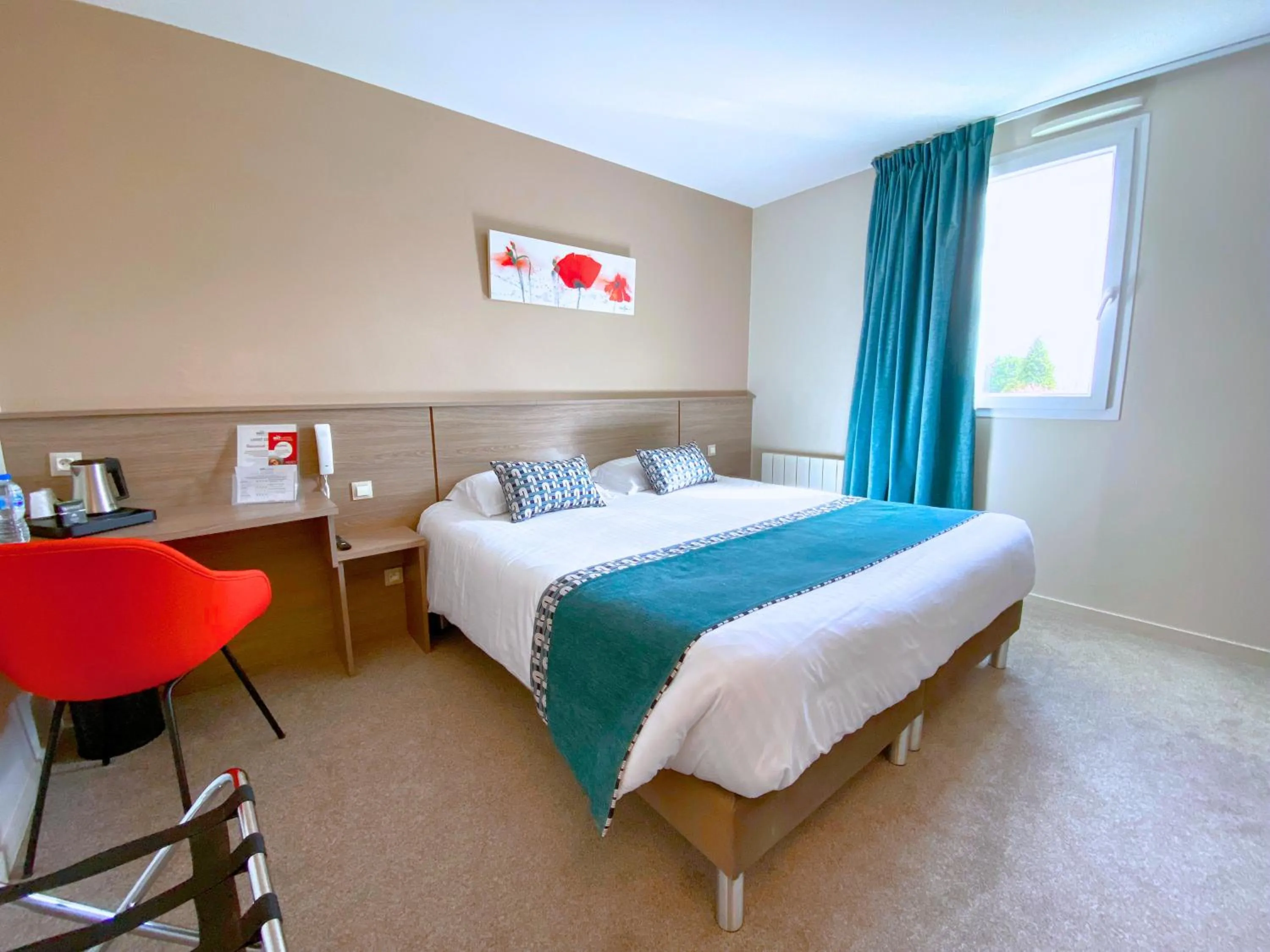 Photo of the whole room, Bed in Brit Hotel Piscine & Spa - Fougères