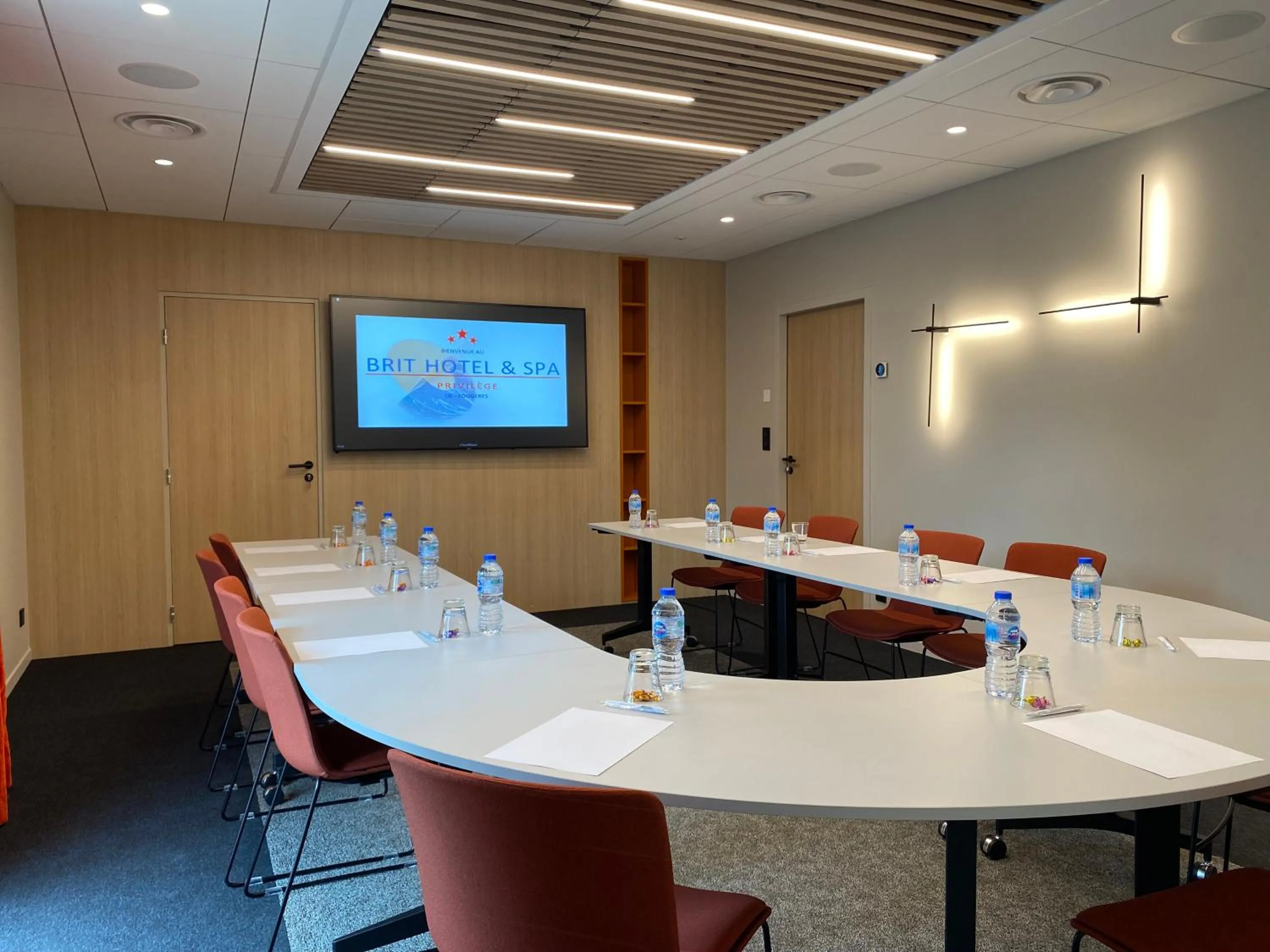 Meeting/conference room in Brit Hotel Piscine & Spa - Fougères