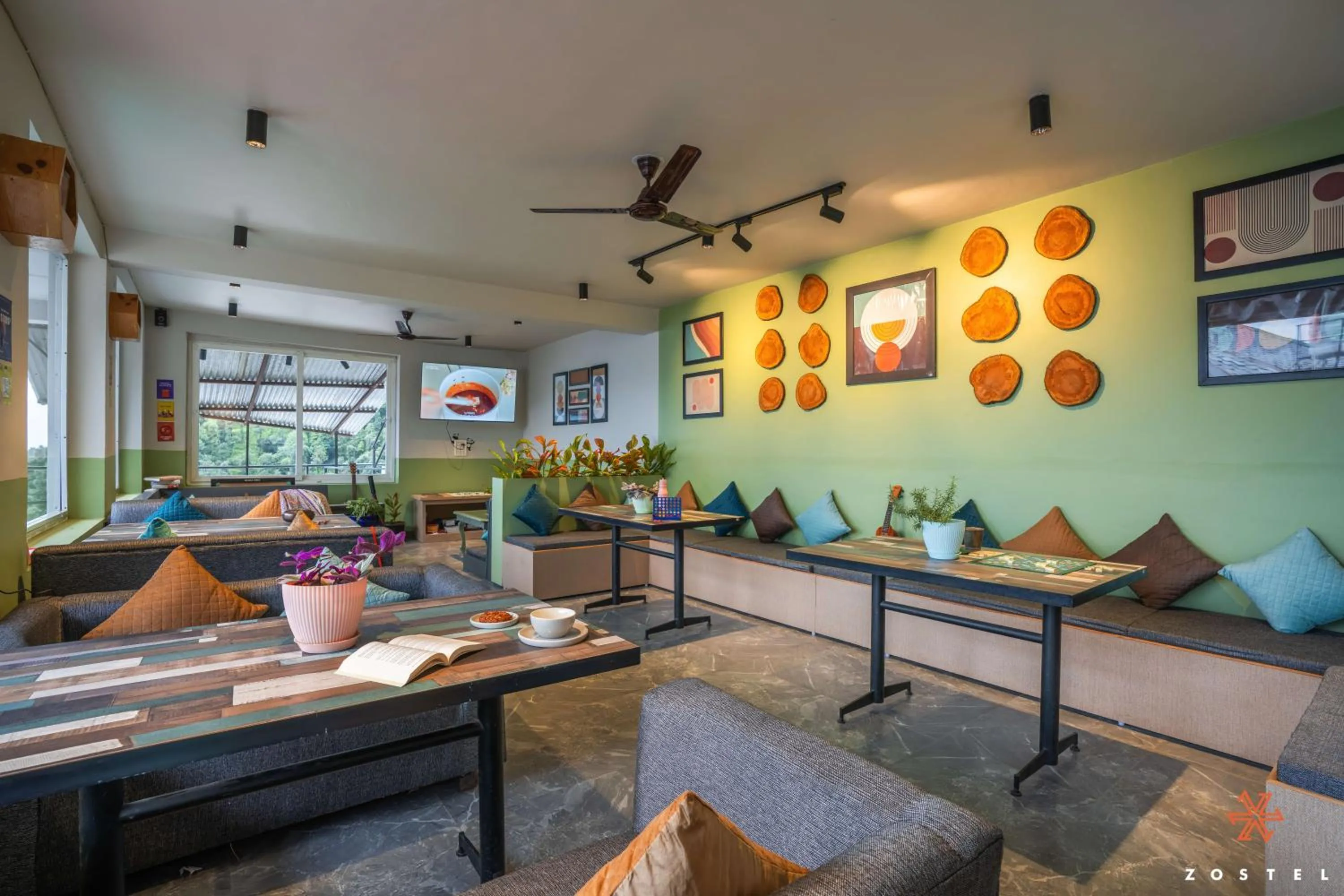 Communal lounge/ TV room in Zostel Dharamkot