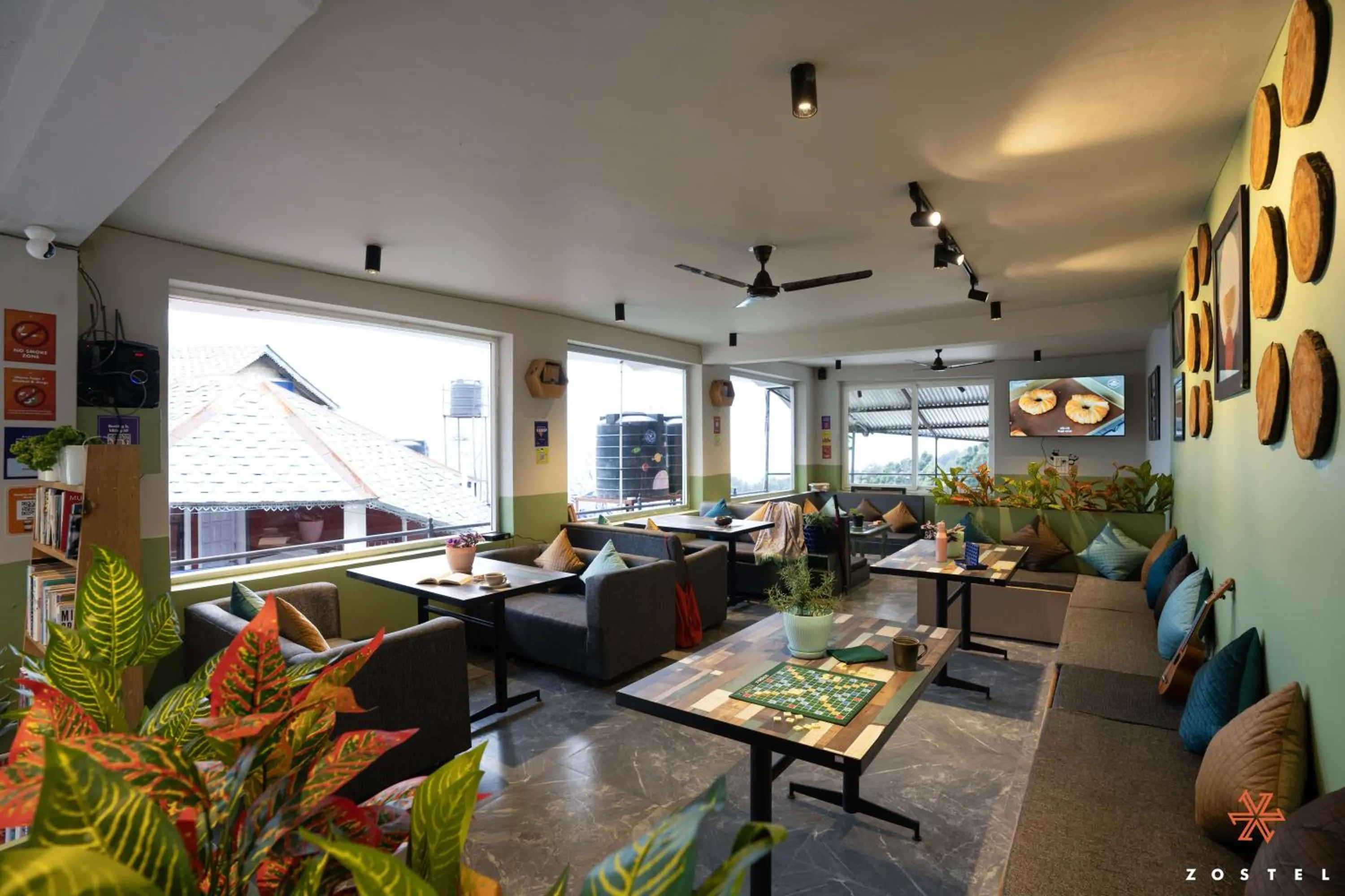 Living room in Zostel Dharamkot