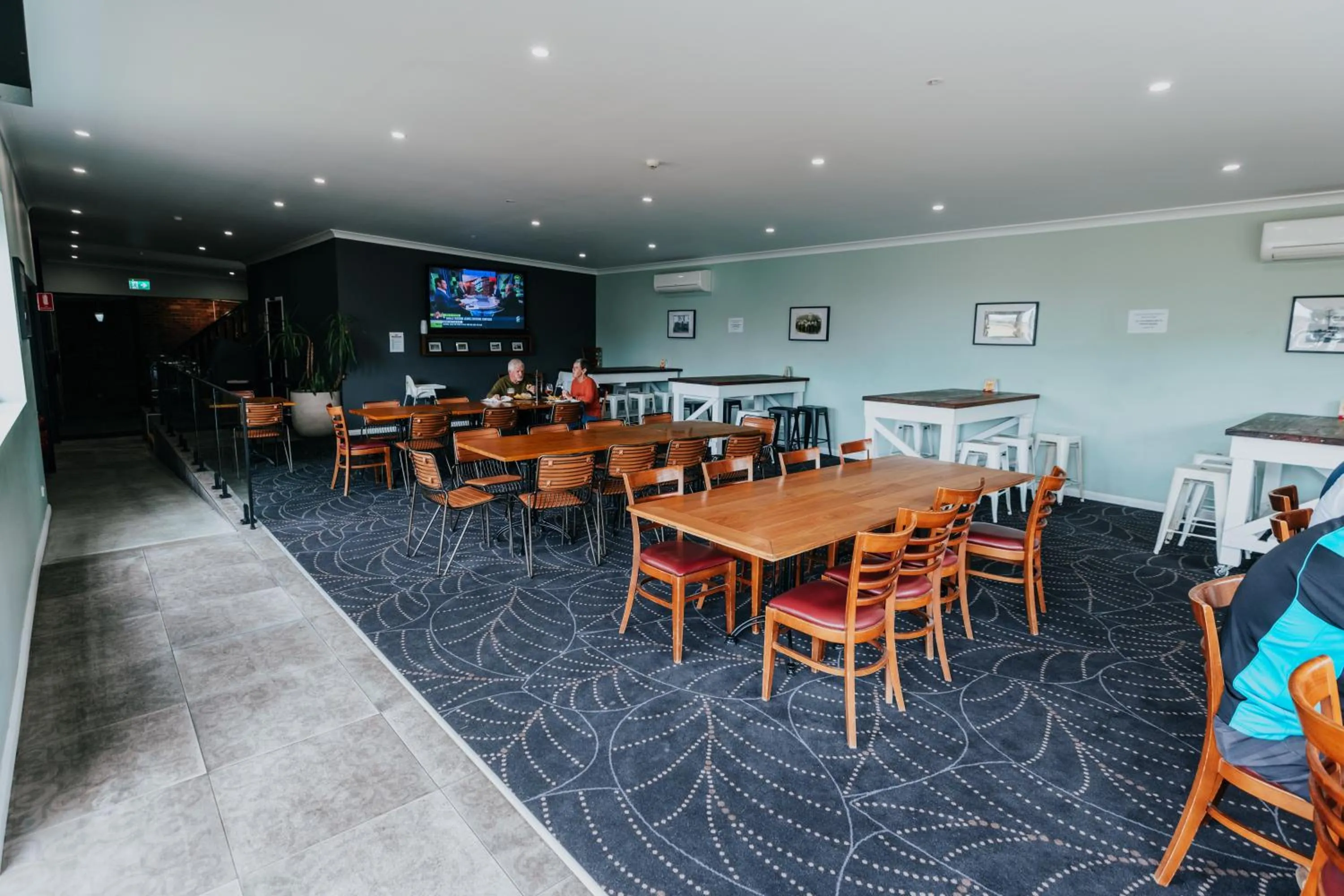 Lounge or bar in Holmesville Hotel