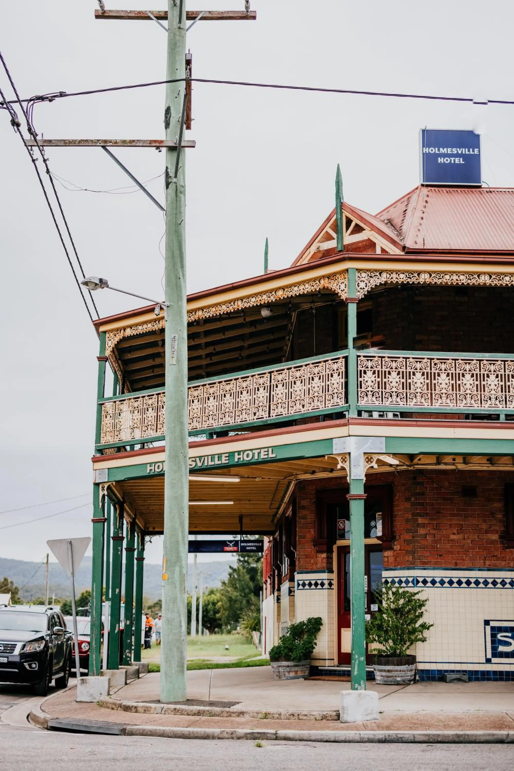 Facade/entrance in Holmesville Hotel