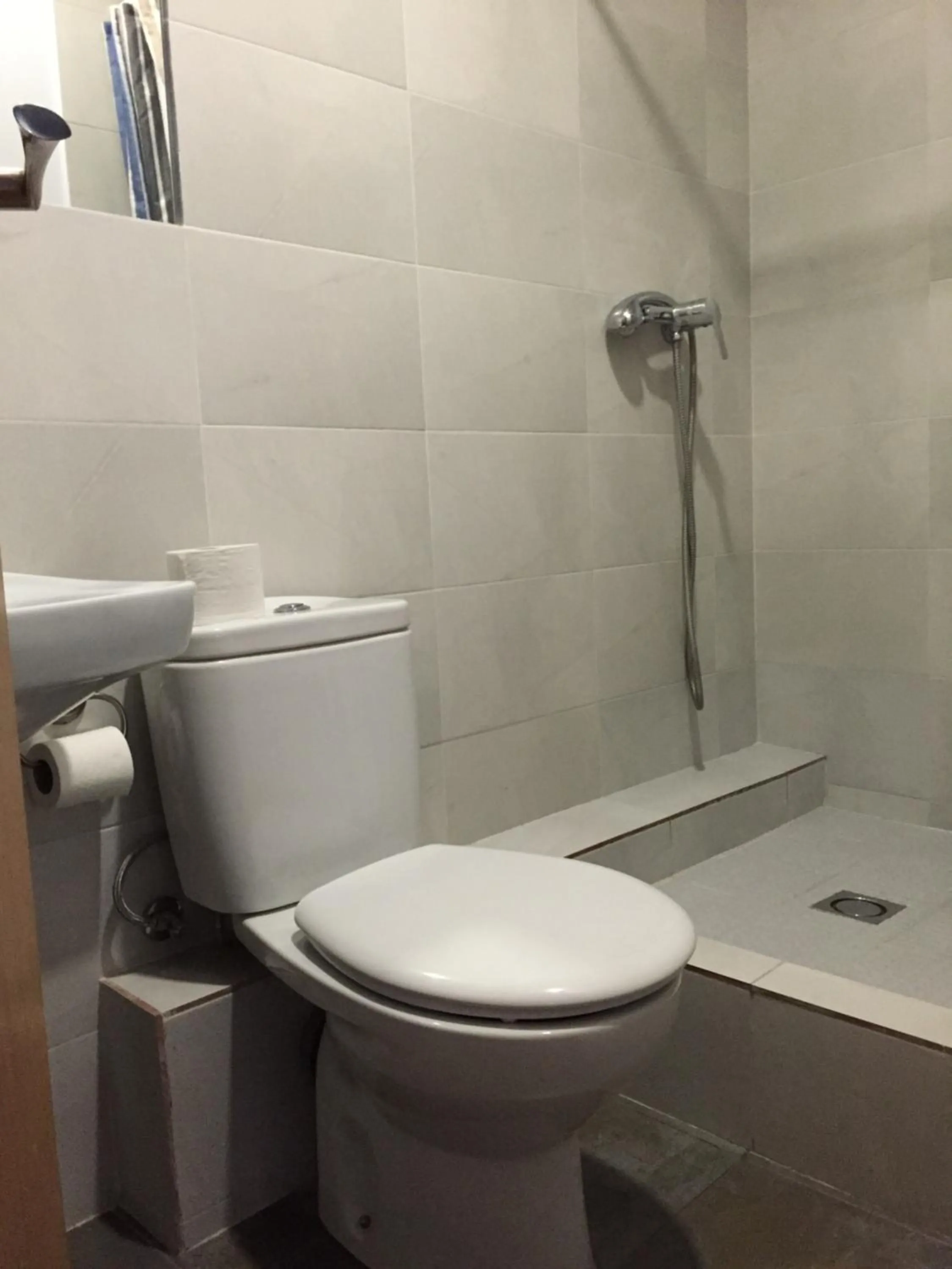 Shower in Hostal Delfos