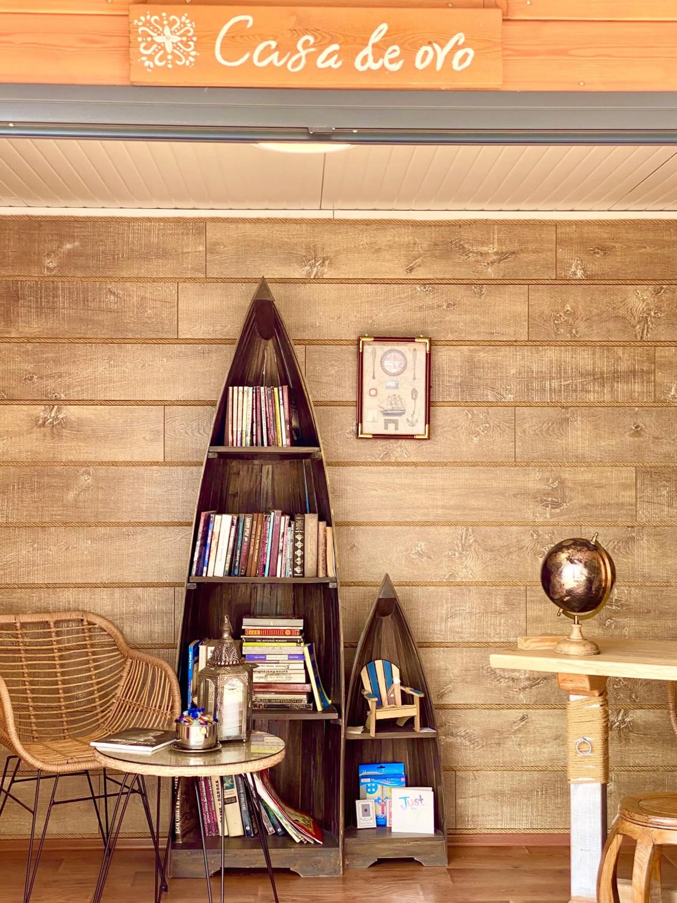 Library in Casa de oro Alma