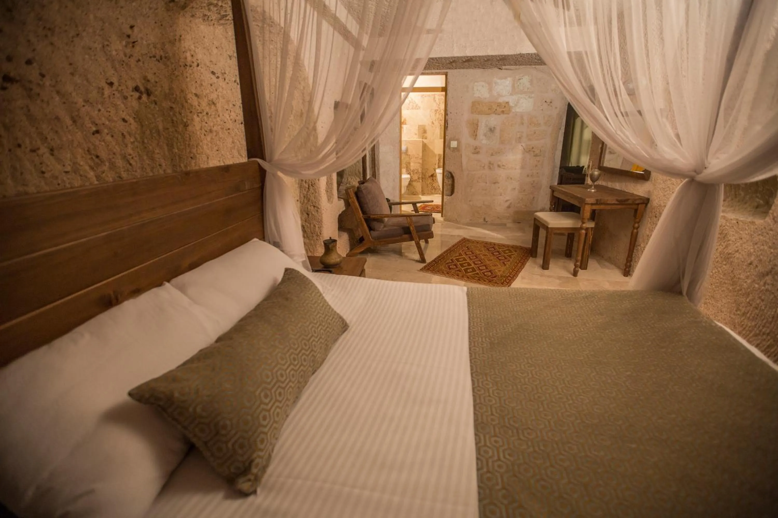 Photo of the whole room, Bed in Helike Cave Suites