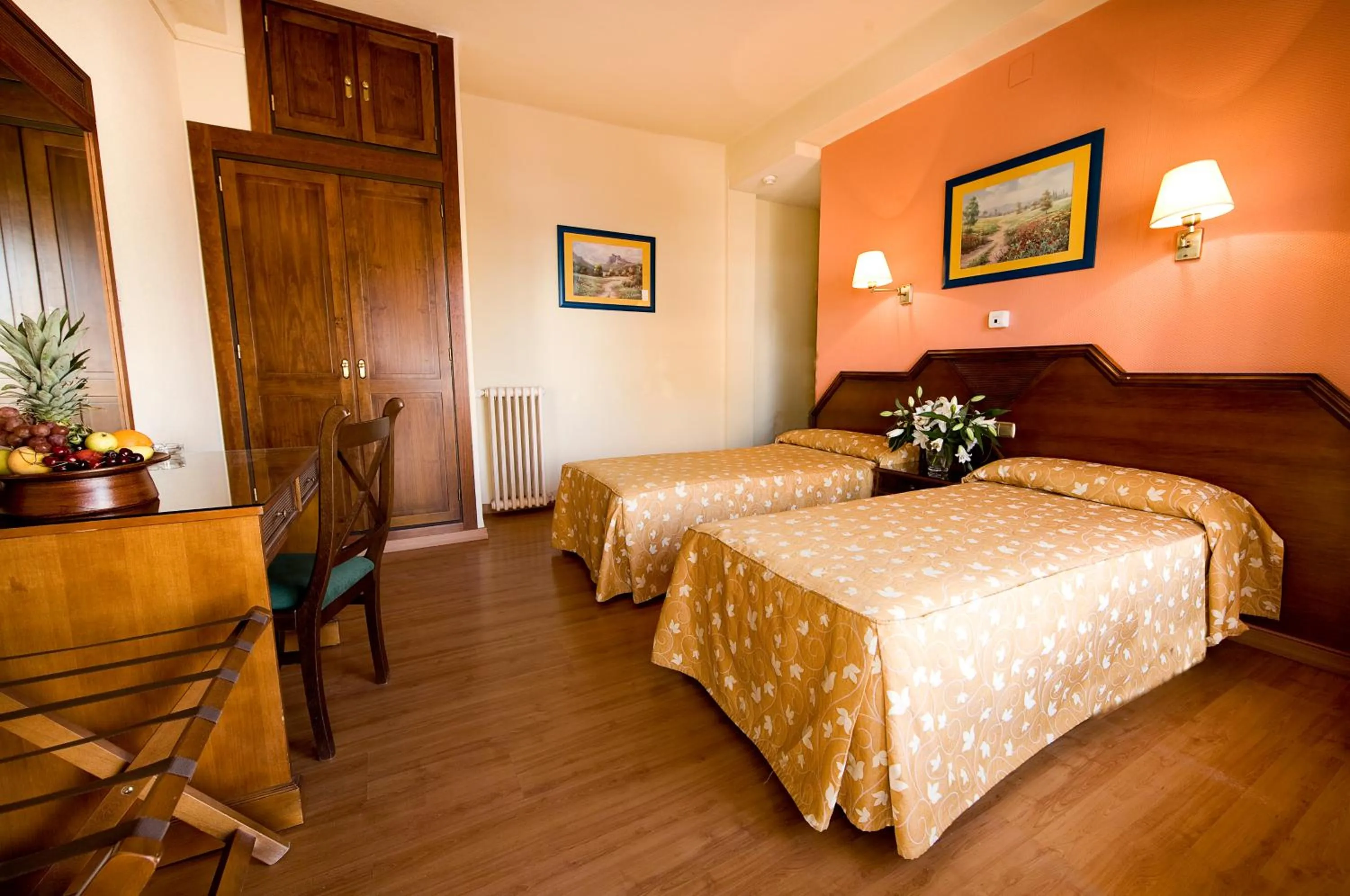 Photo of the whole room, Bed in Hotel Monarque Cendrillón