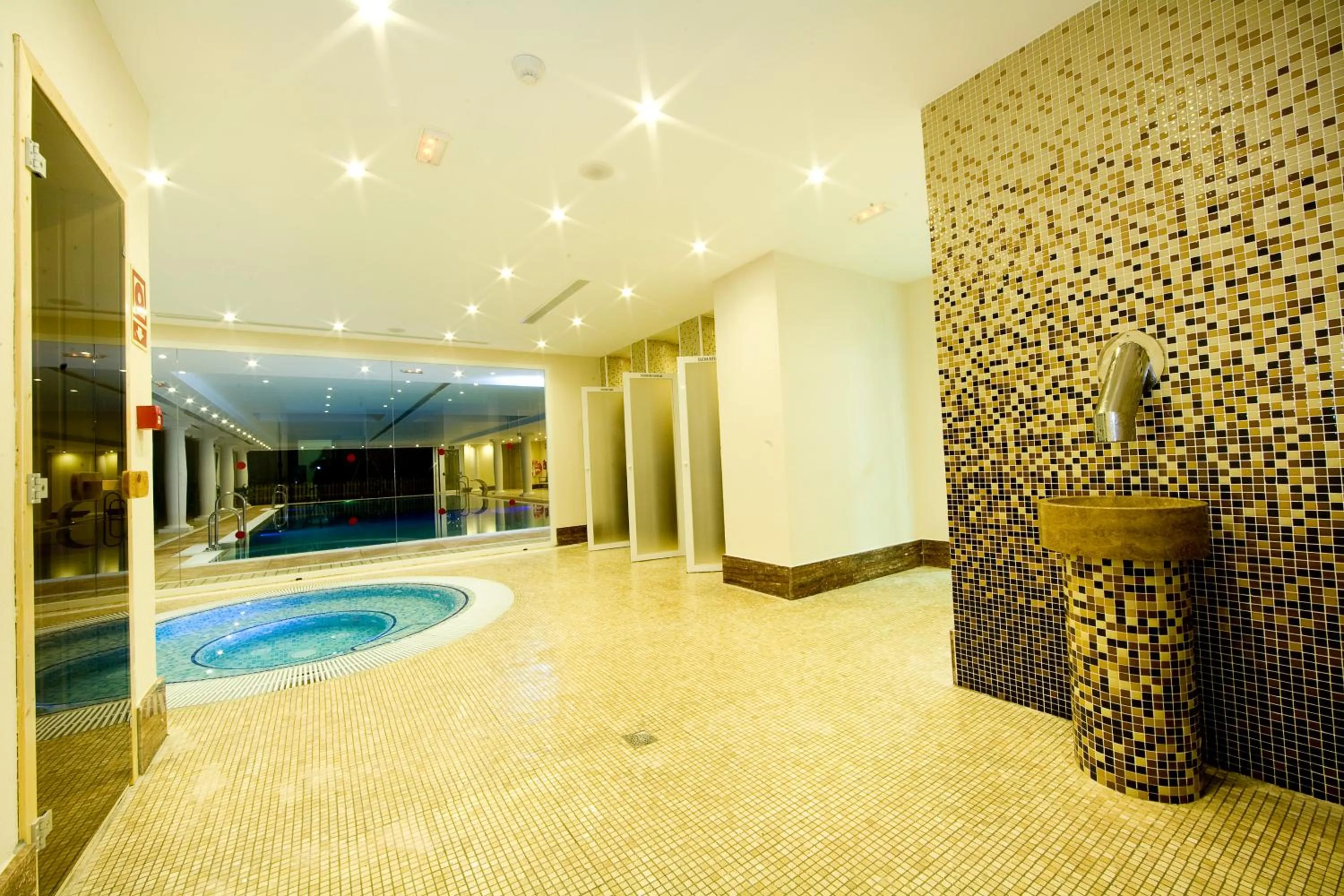 Swimming pool in Hotel Monarque Cendrillón