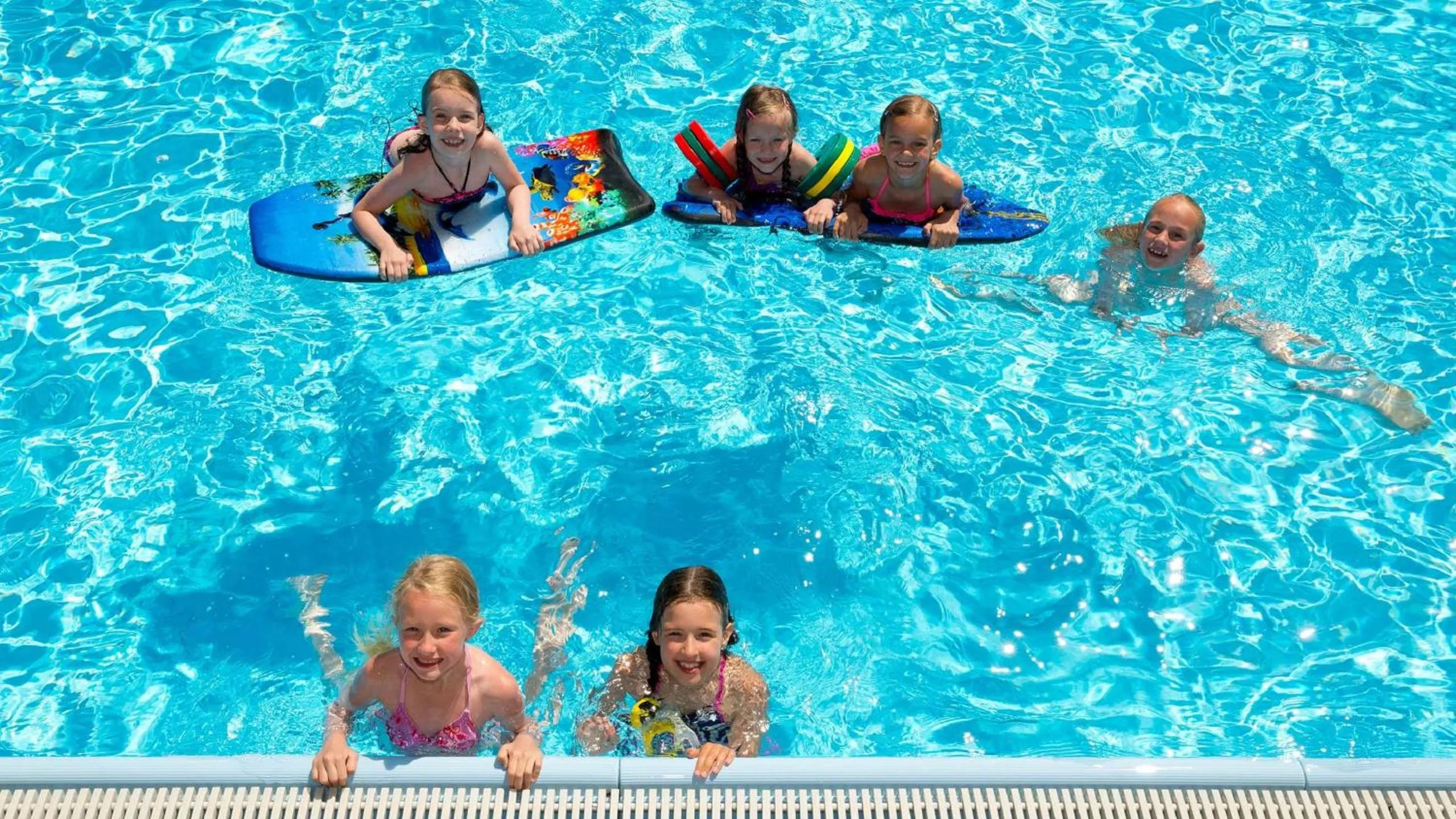 Swimming pool in Hotel Alpina
