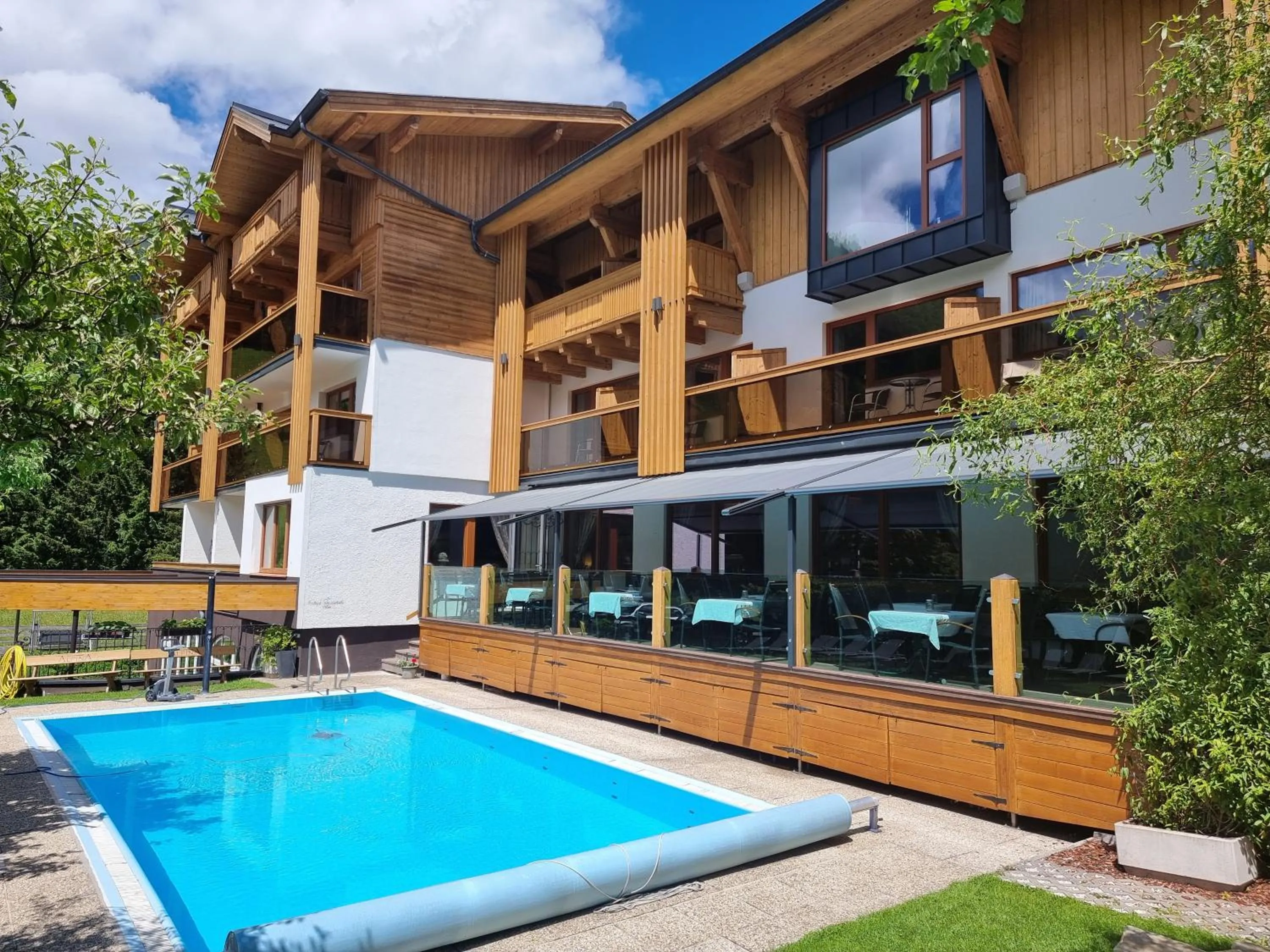 Facade/entrance in Hotel Alpina