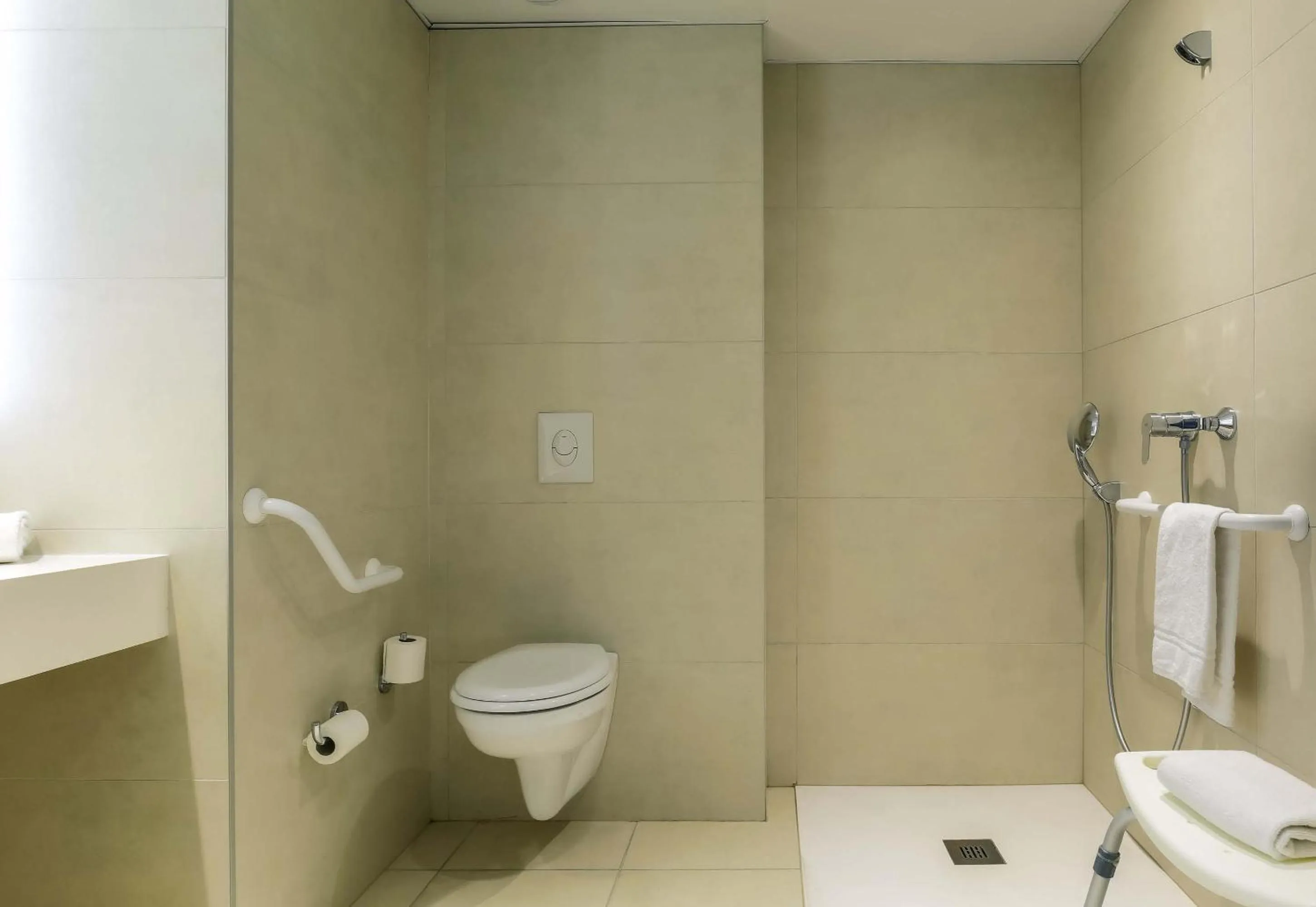 Bathroom in B&B HOTEL Longwy Porte du Luxembourg