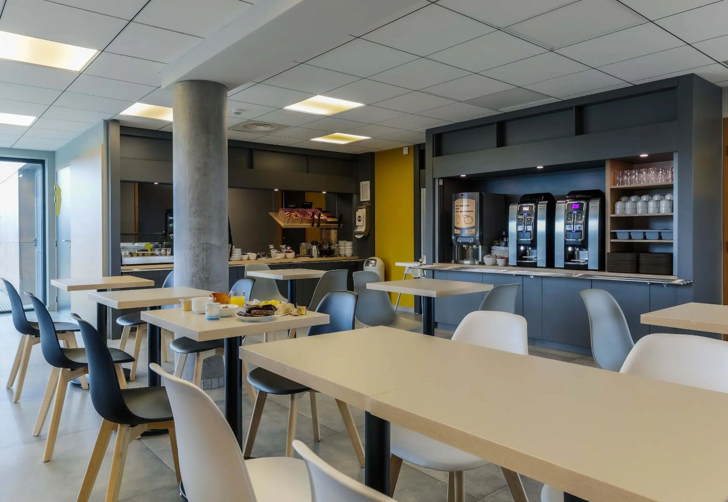 Restaurant/places to eat in B&B HOTEL Longwy Porte du Luxembourg