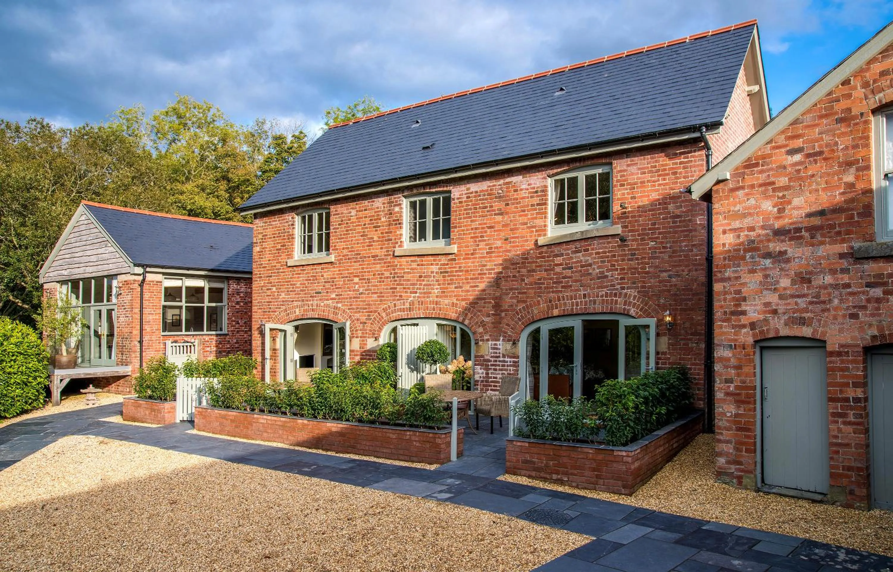 Property building in Palé Hall