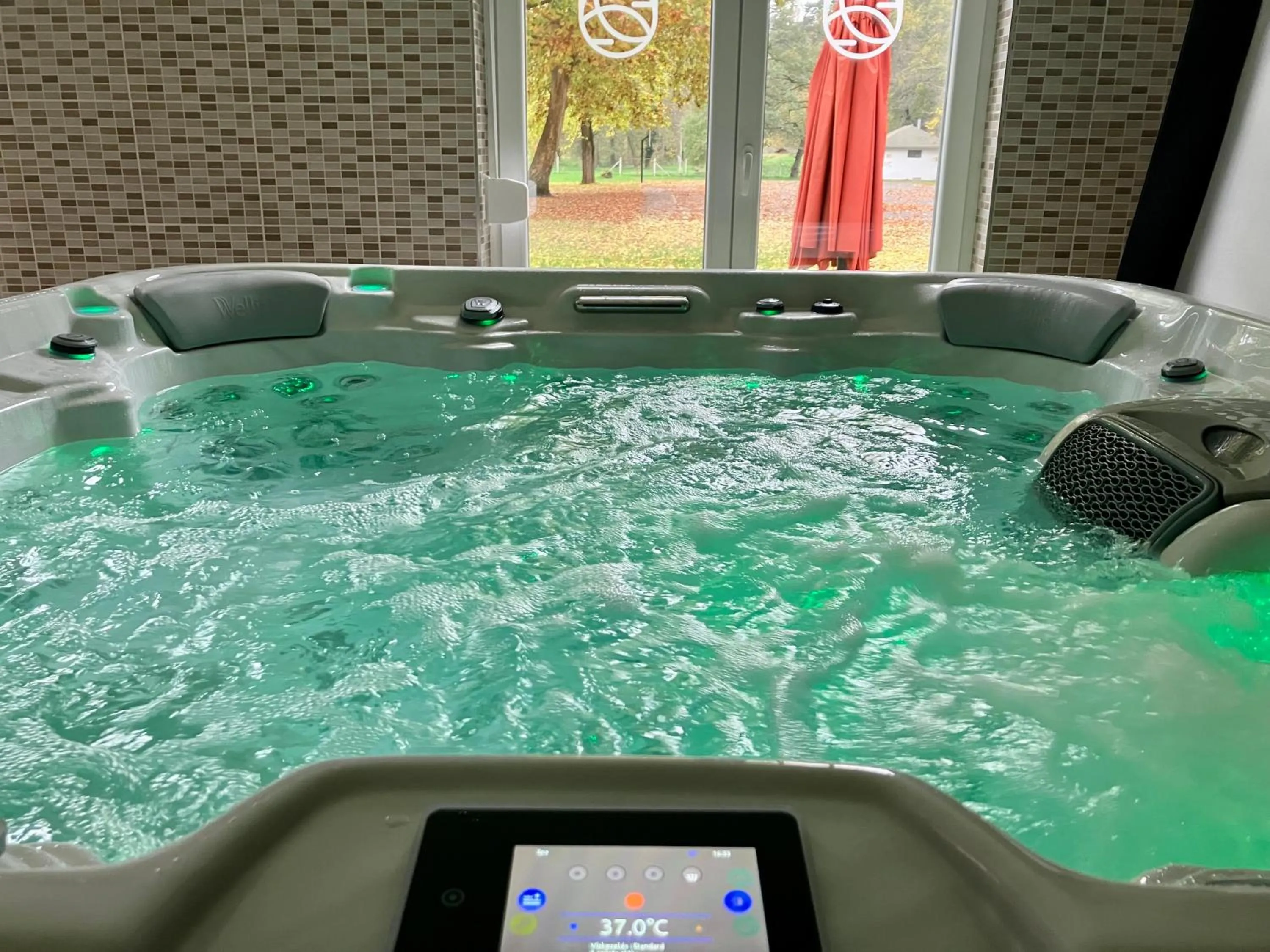 Hot Tub in Öreg-tó Hotel és Rendezvénytér