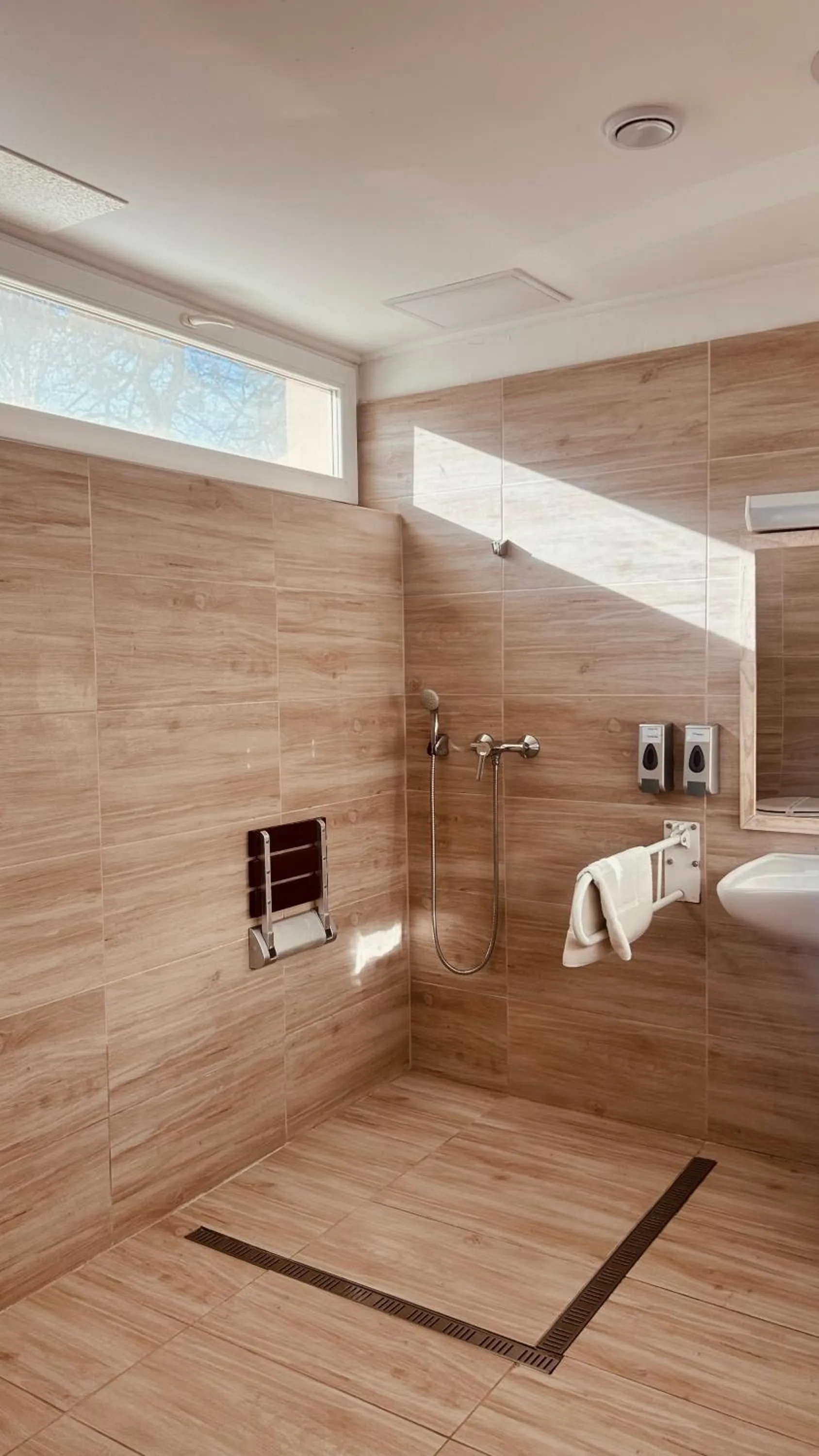 Shower in Öreg-tó Hotel és Rendezvénytér