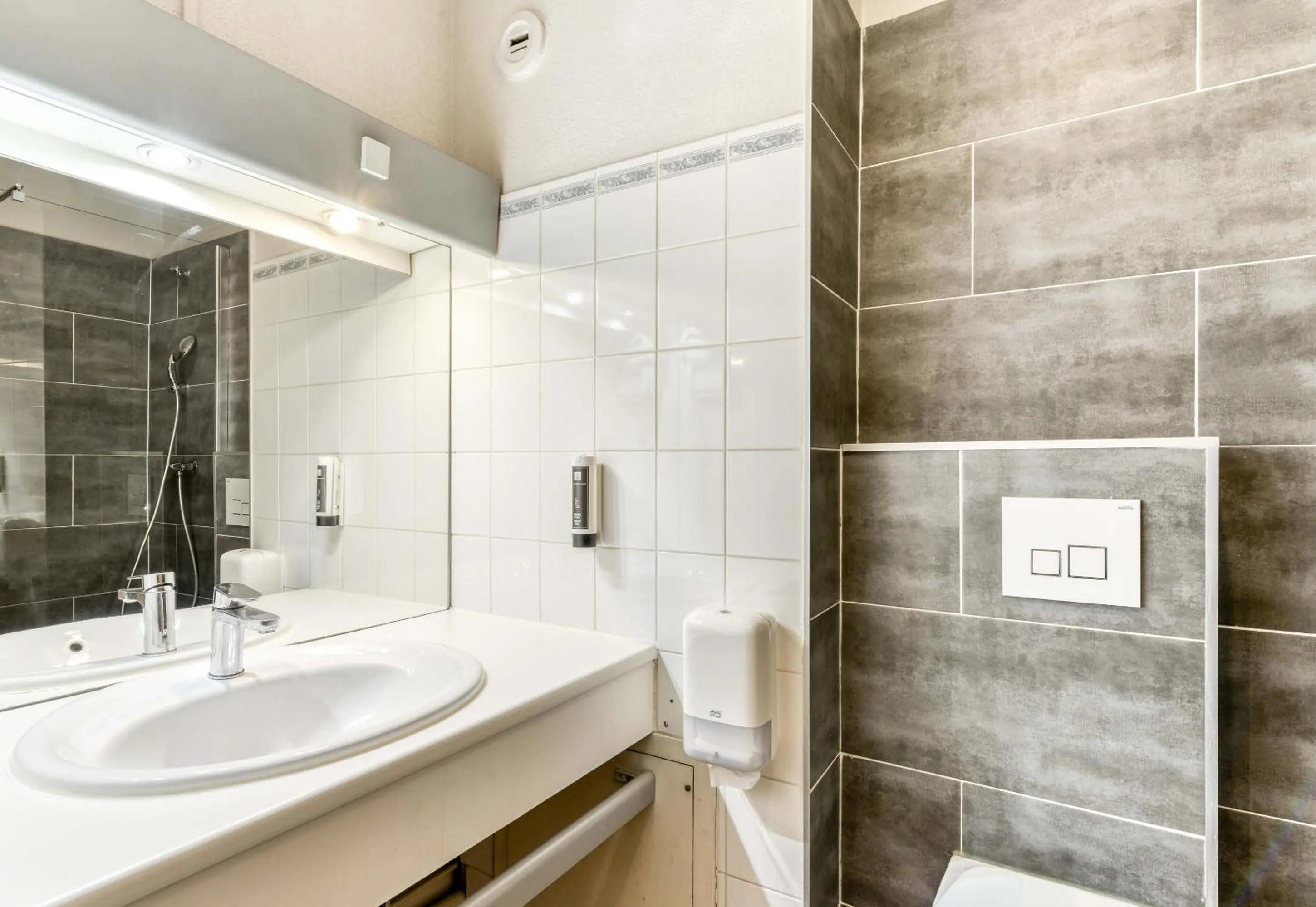 Bathroom in B&B HOTEL Montpellier Vendargues