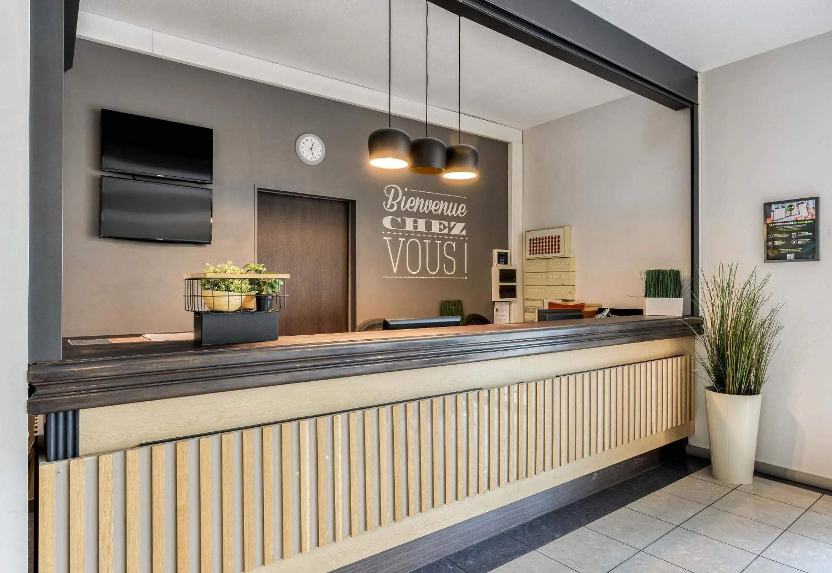 Lobby or reception in B&B HOTEL Montpellier Vendargues