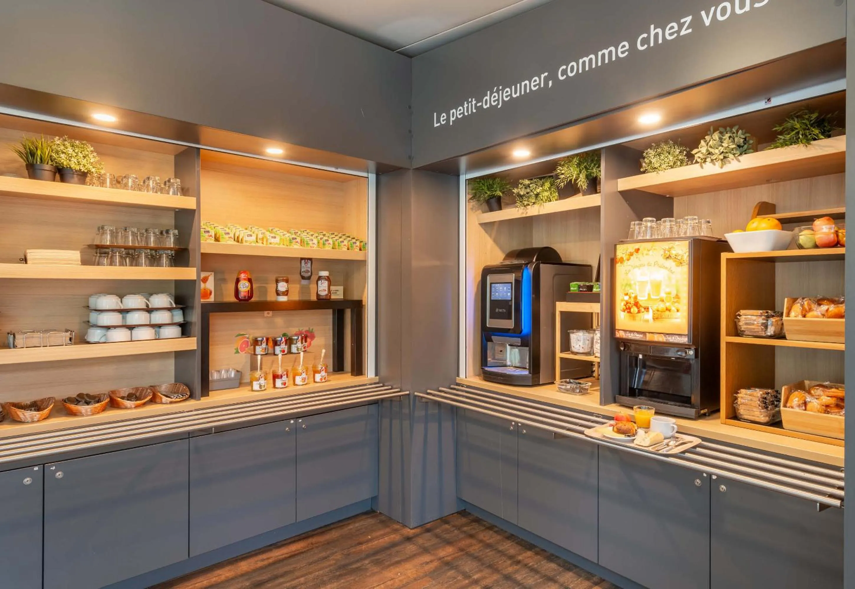 Buffet breakfast in B&B HOTEL Montpellier Vendargues