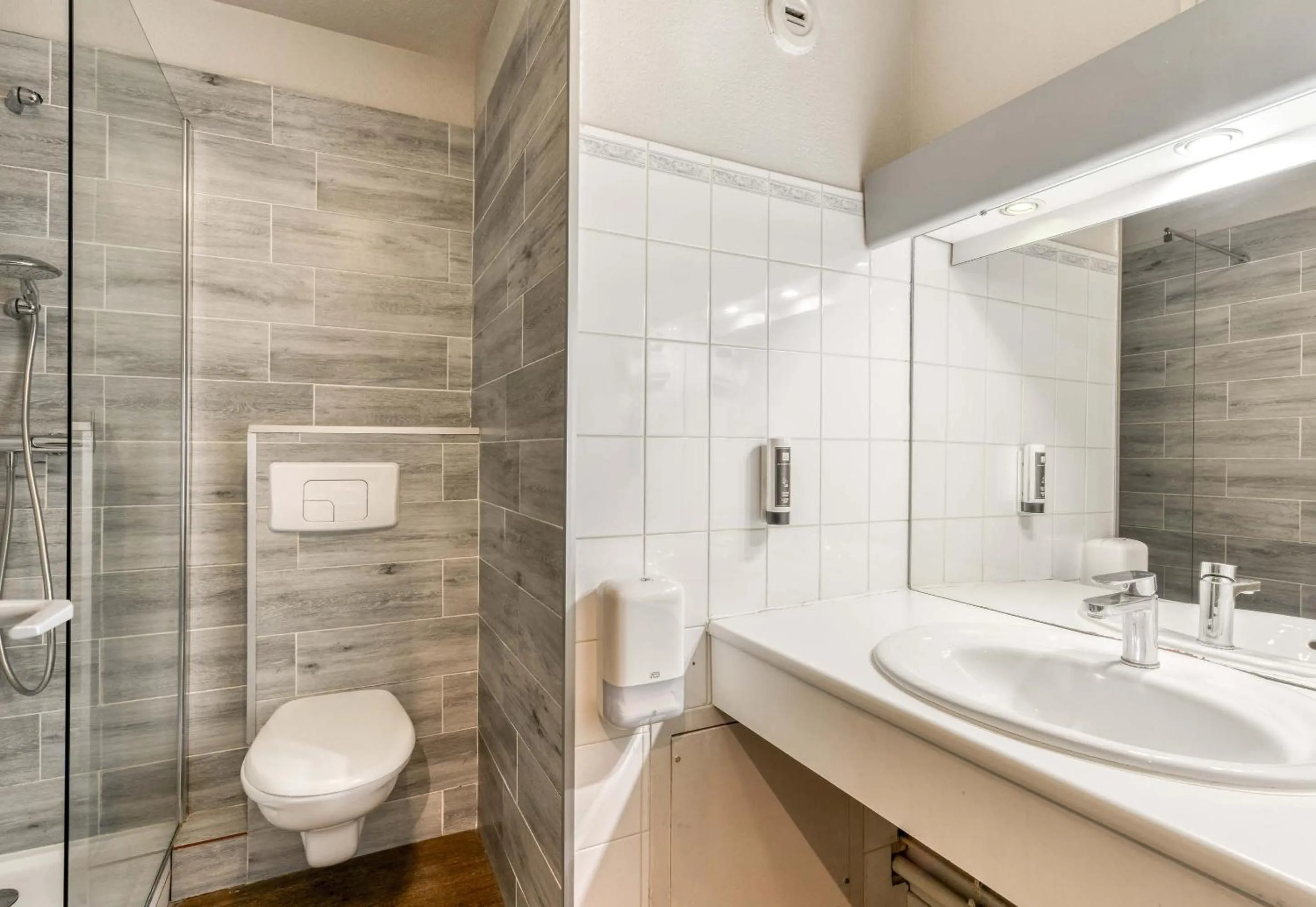 Bathroom in B&B HOTEL Montpellier Vendargues