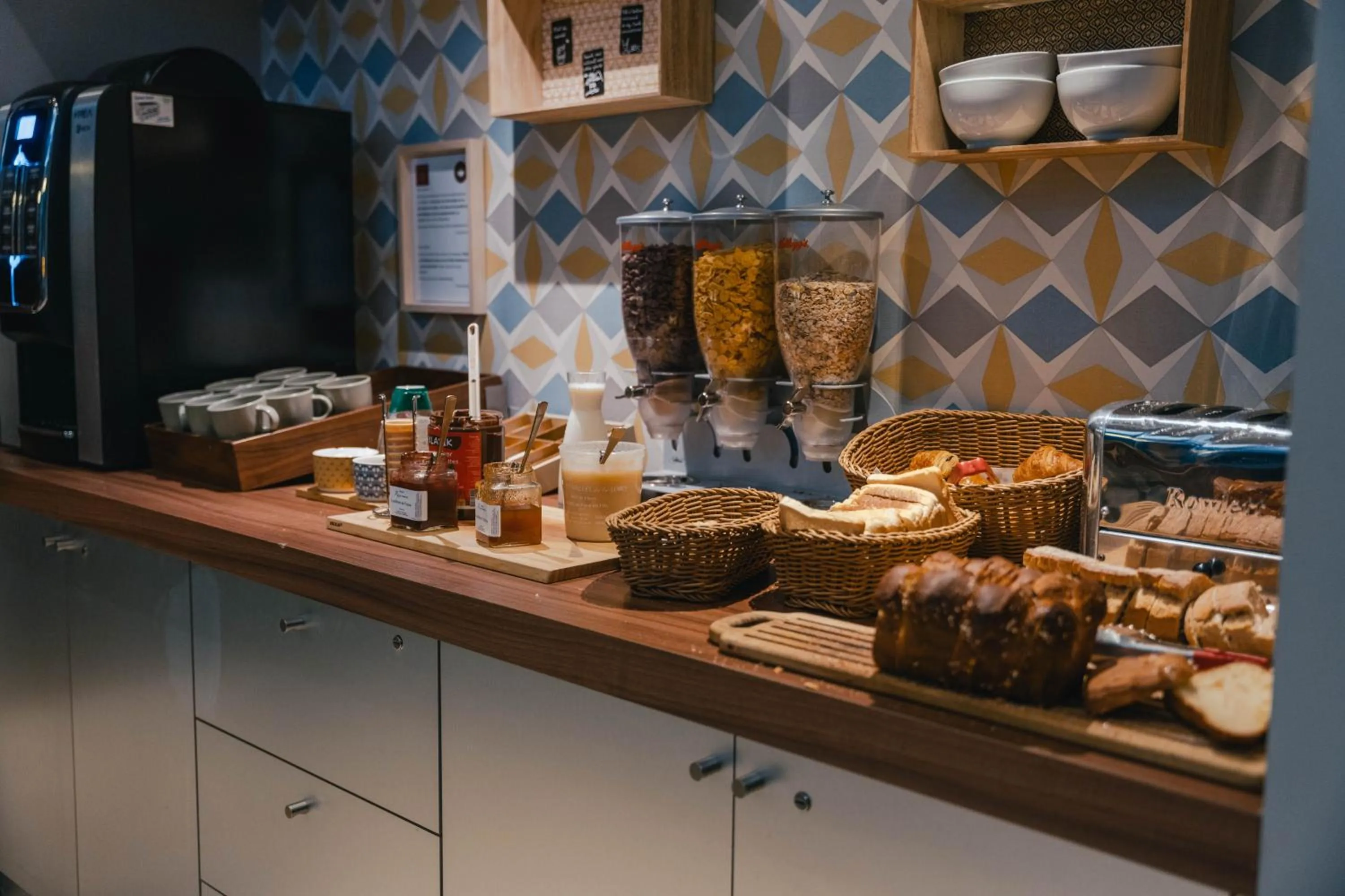 Buffet breakfast in Comfort Aparthotel Saint-Etienne