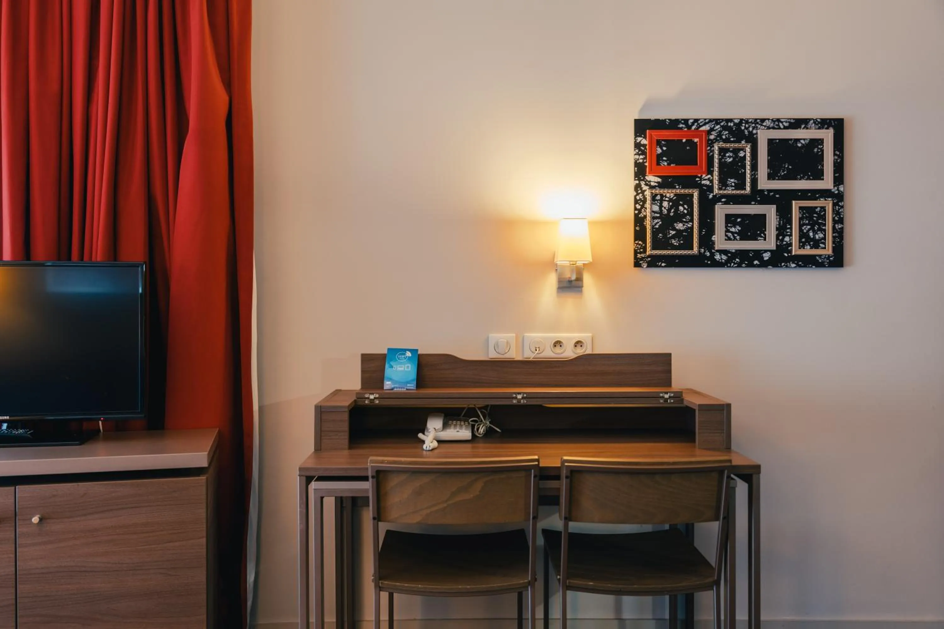 TV and multimedia in Comfort Aparthotel Saint-Etienne