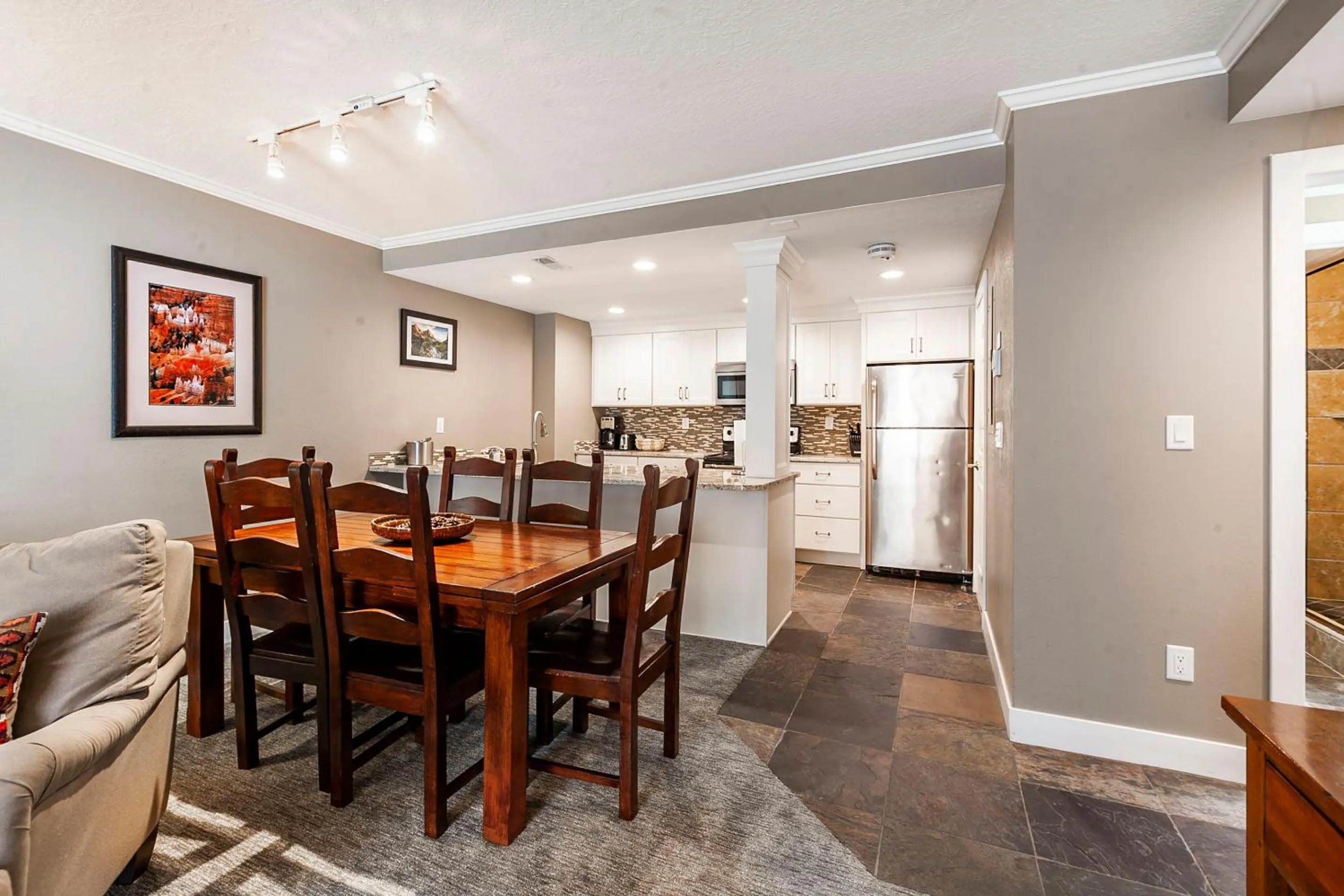 Dining area in Shadow Ridge by All Seasons Resort Lodging