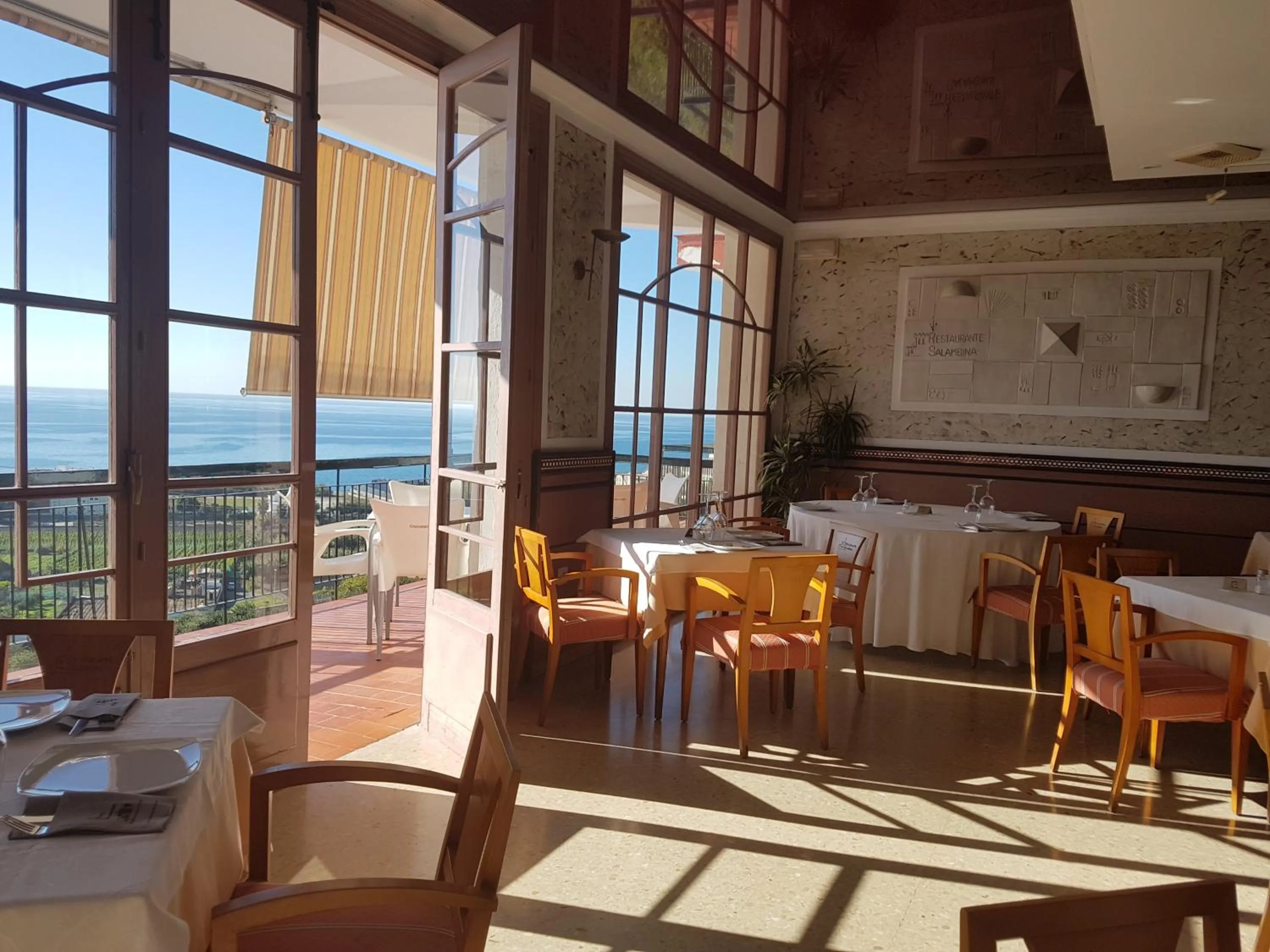 Restaurant/places to eat in Hotel Salambina