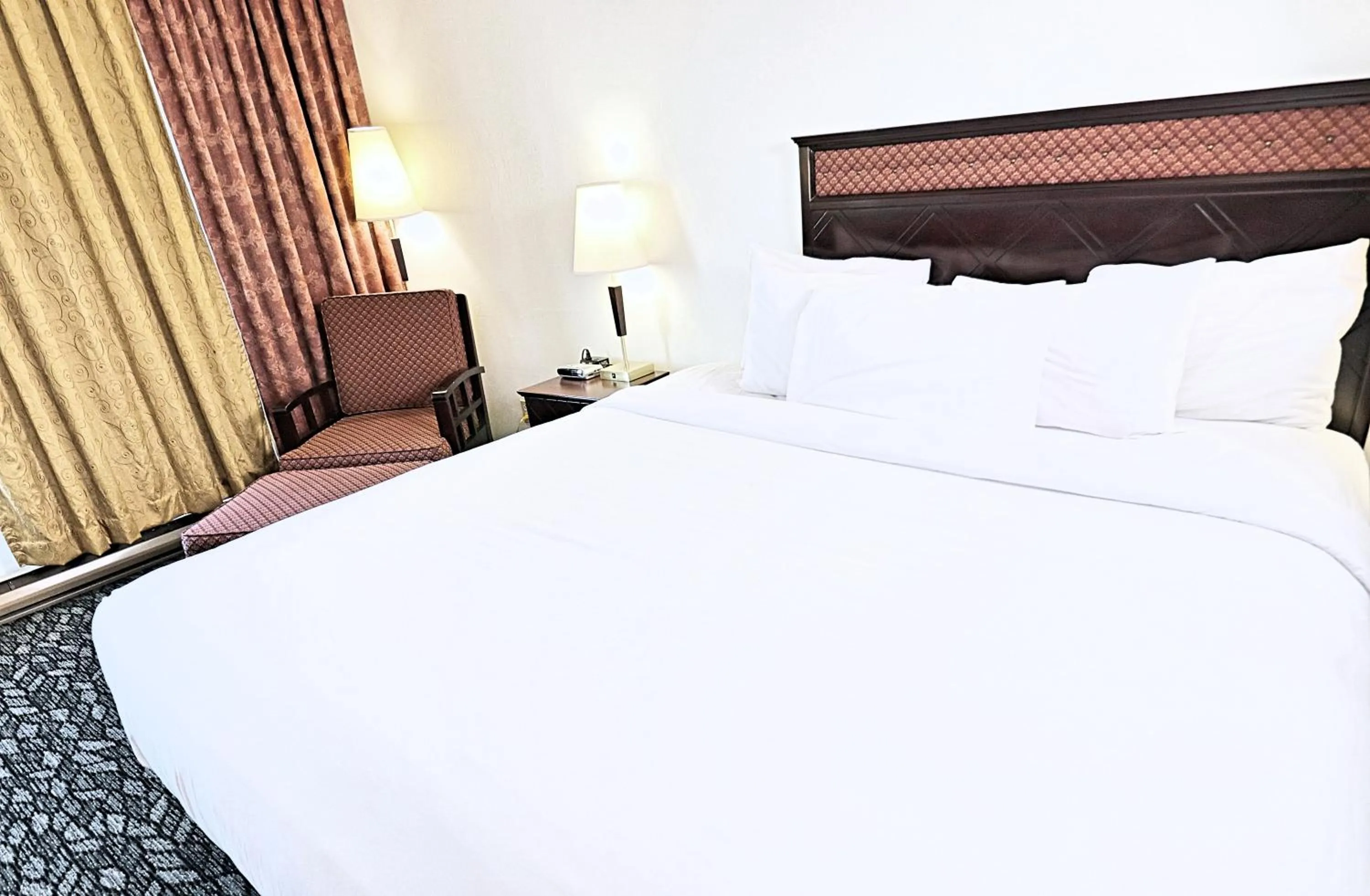 Bedroom, Bed in LELUX Hotel