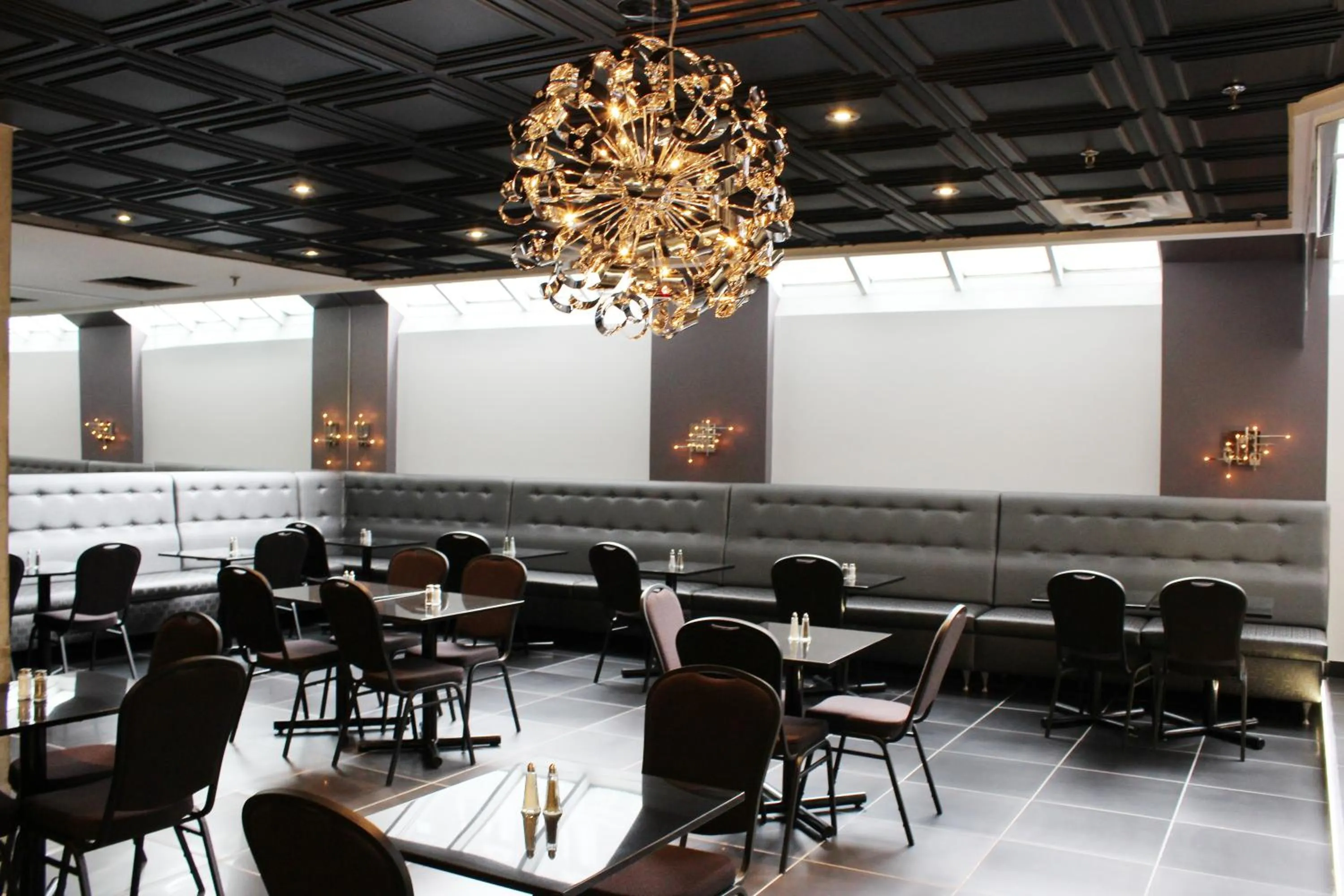 Restaurant/places to eat in LELUX Hotel