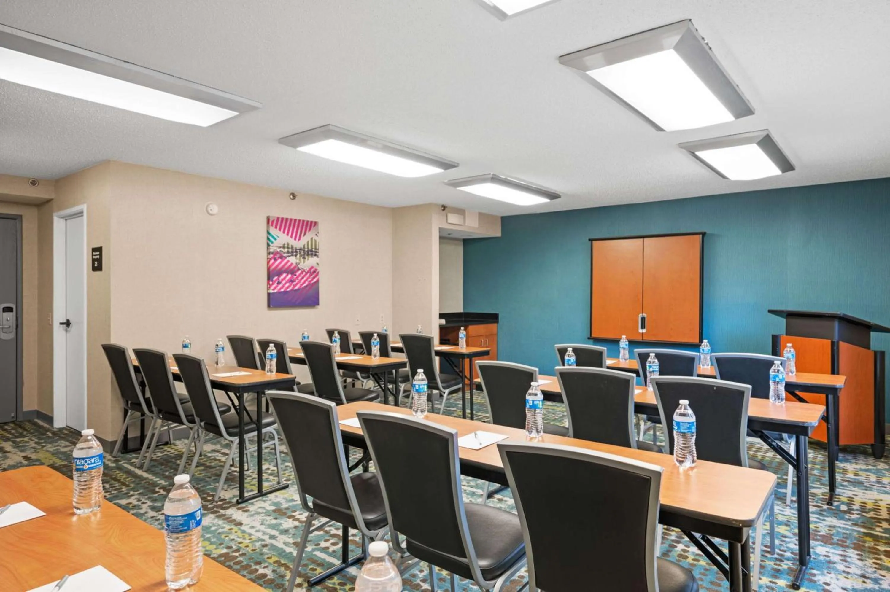 Meeting/conference room in Hampton Inn Cleveland-Westlake