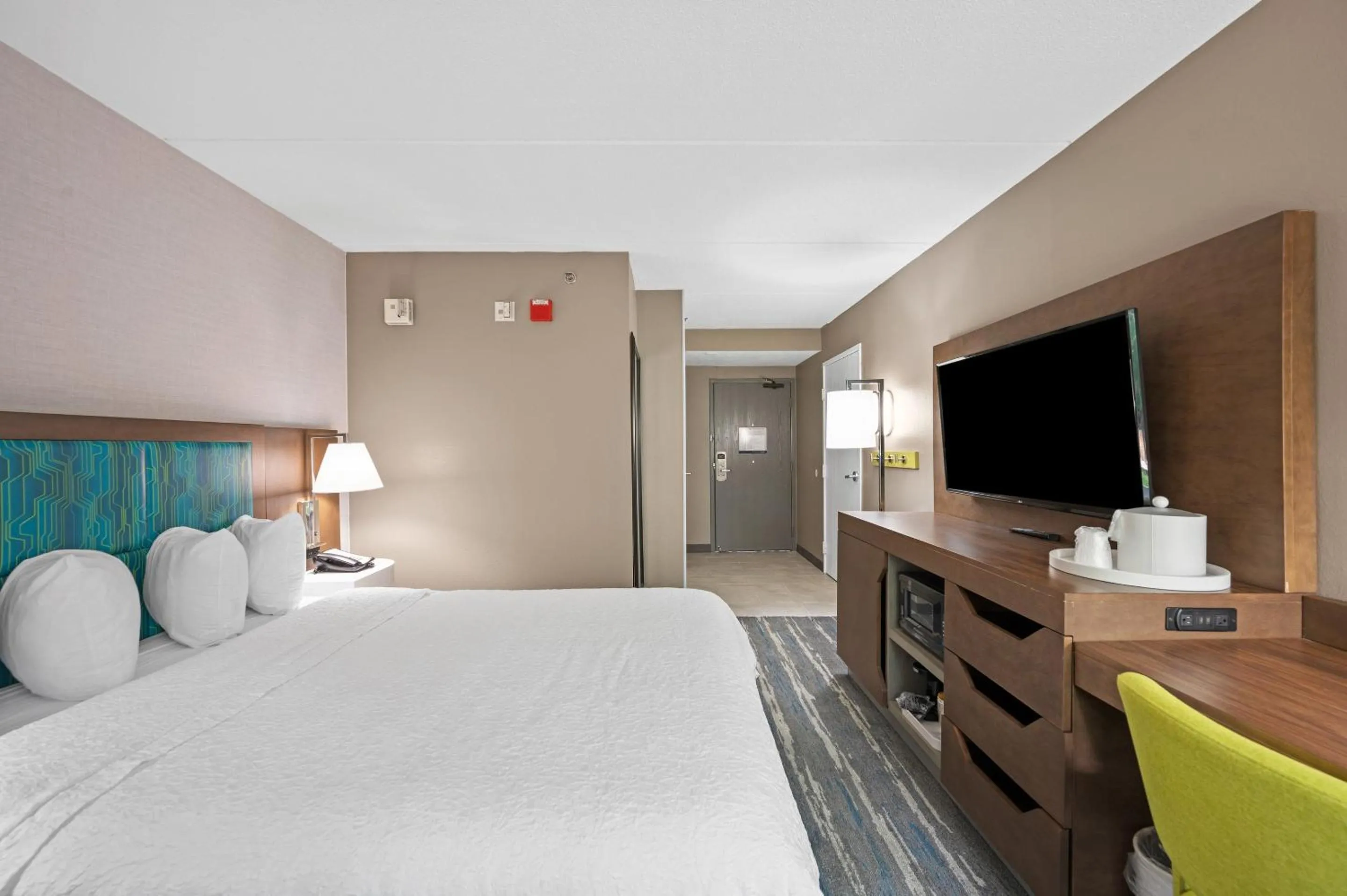 Guests, Bed in Hampton Inn Cleveland-Westlake