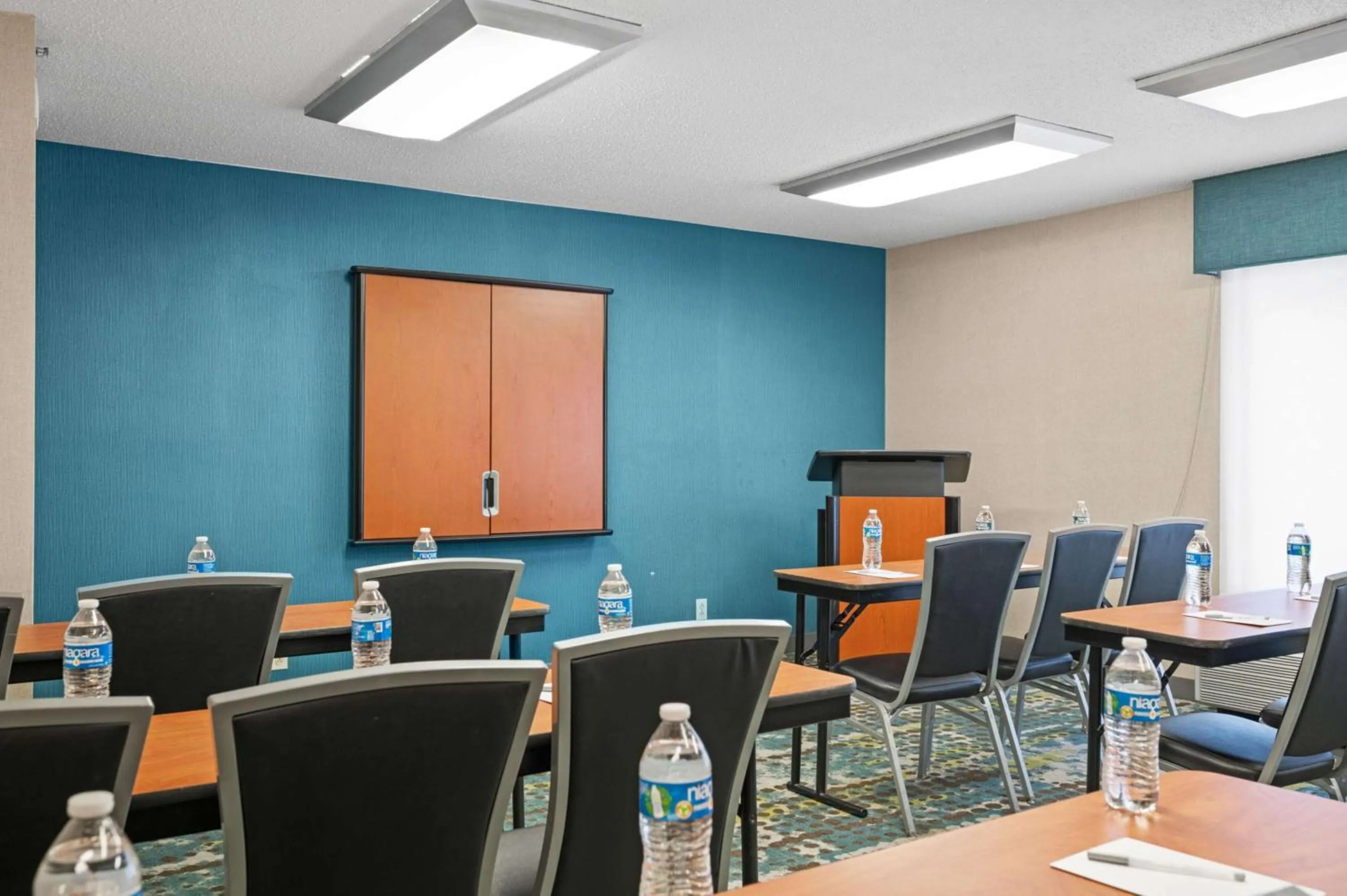 Meeting/conference room in Hampton Inn Cleveland-Westlake