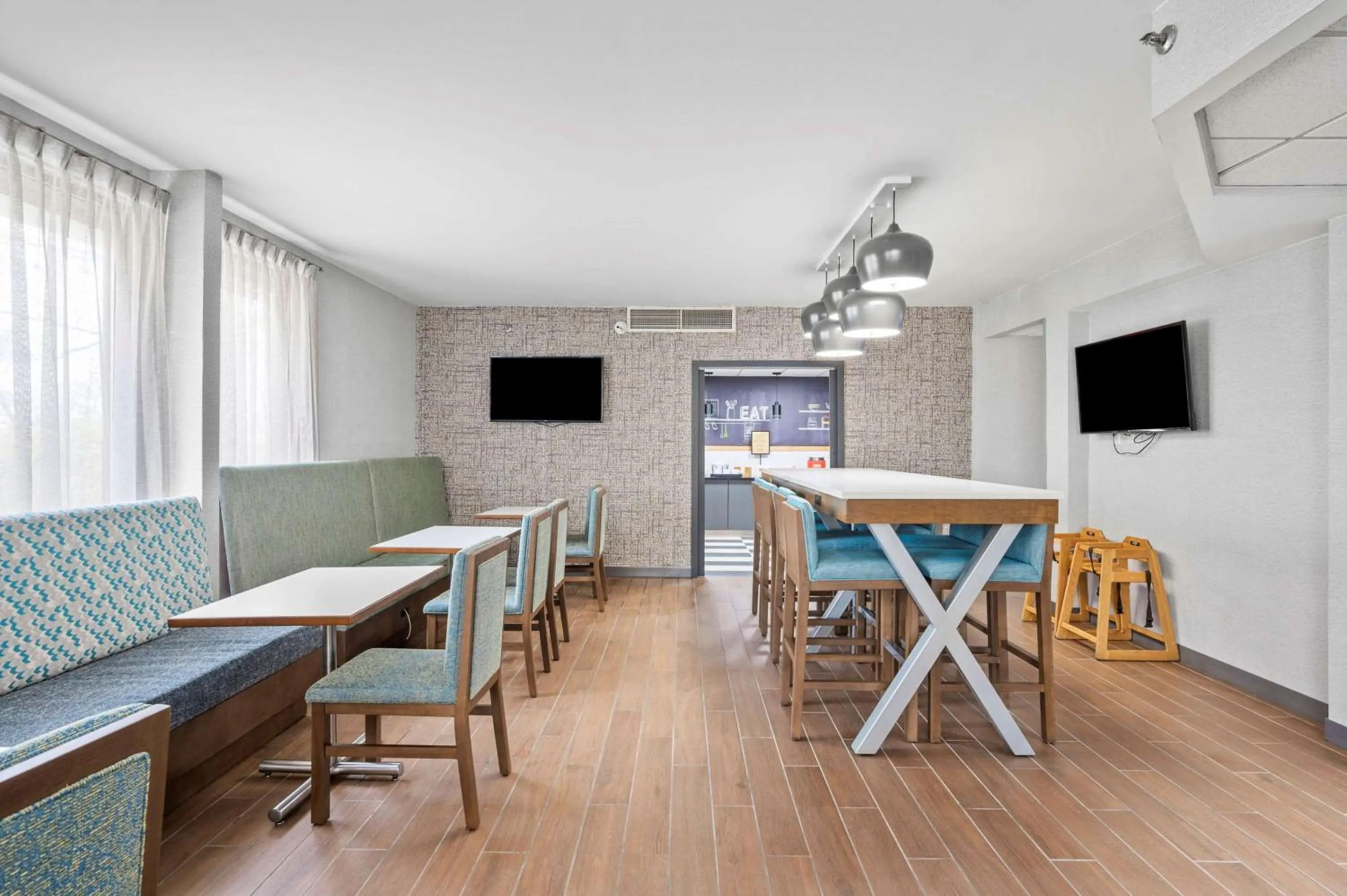 Breakfast in Hampton Inn Cleveland-Westlake