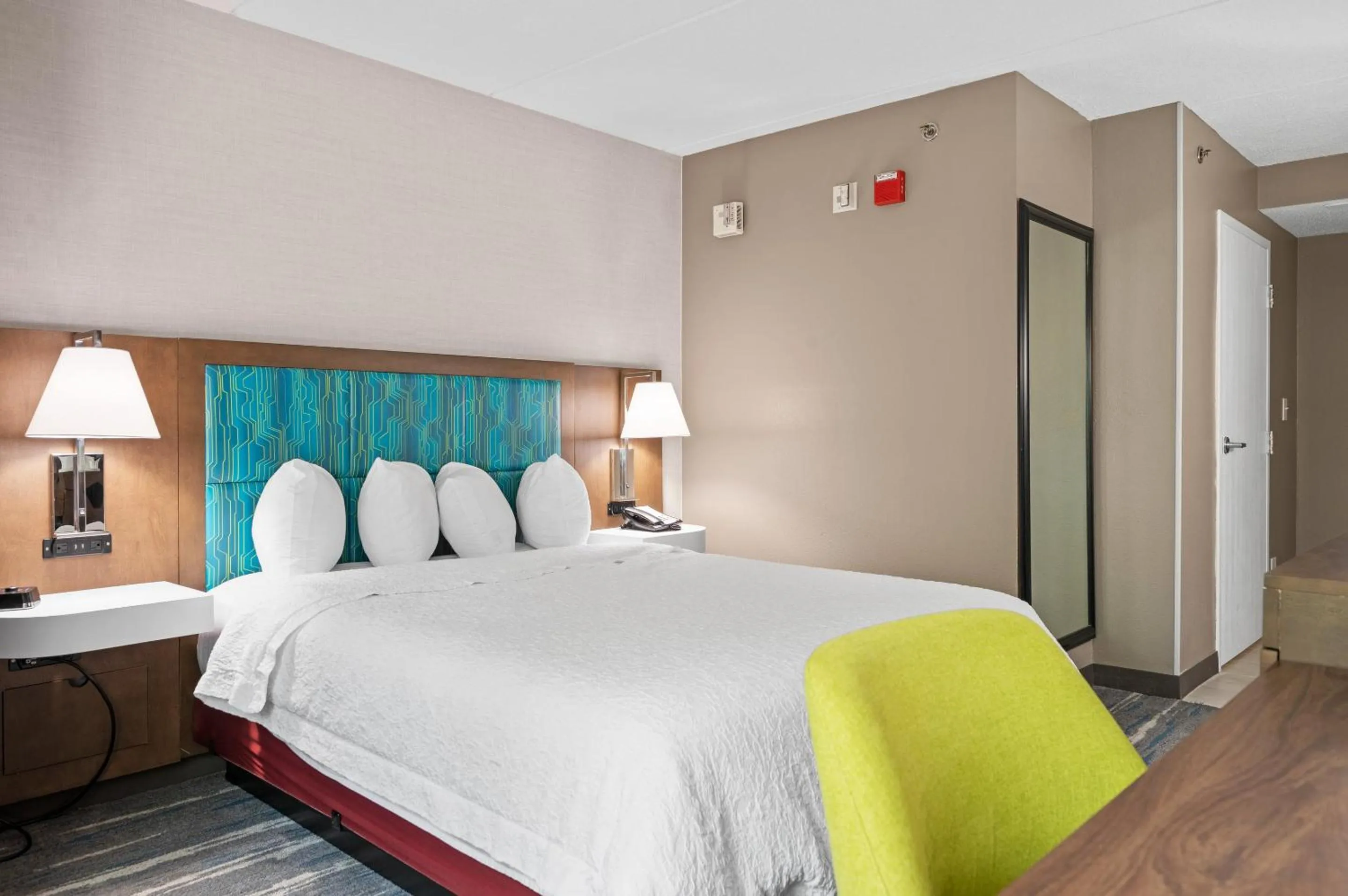 Guests, Bed in Hampton Inn Cleveland-Westlake