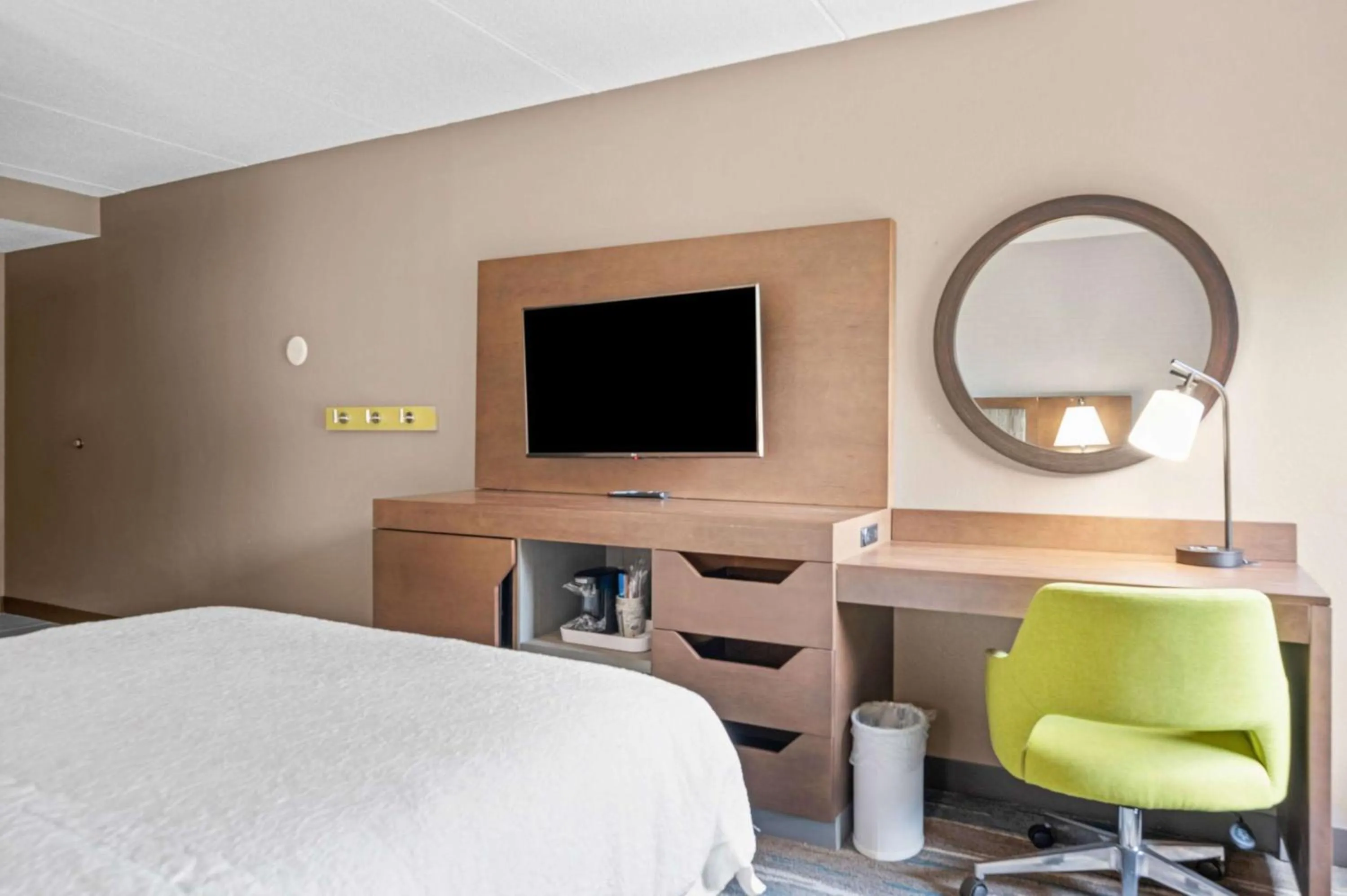 Bedroom, Bed in Hampton Inn Cleveland-Westlake