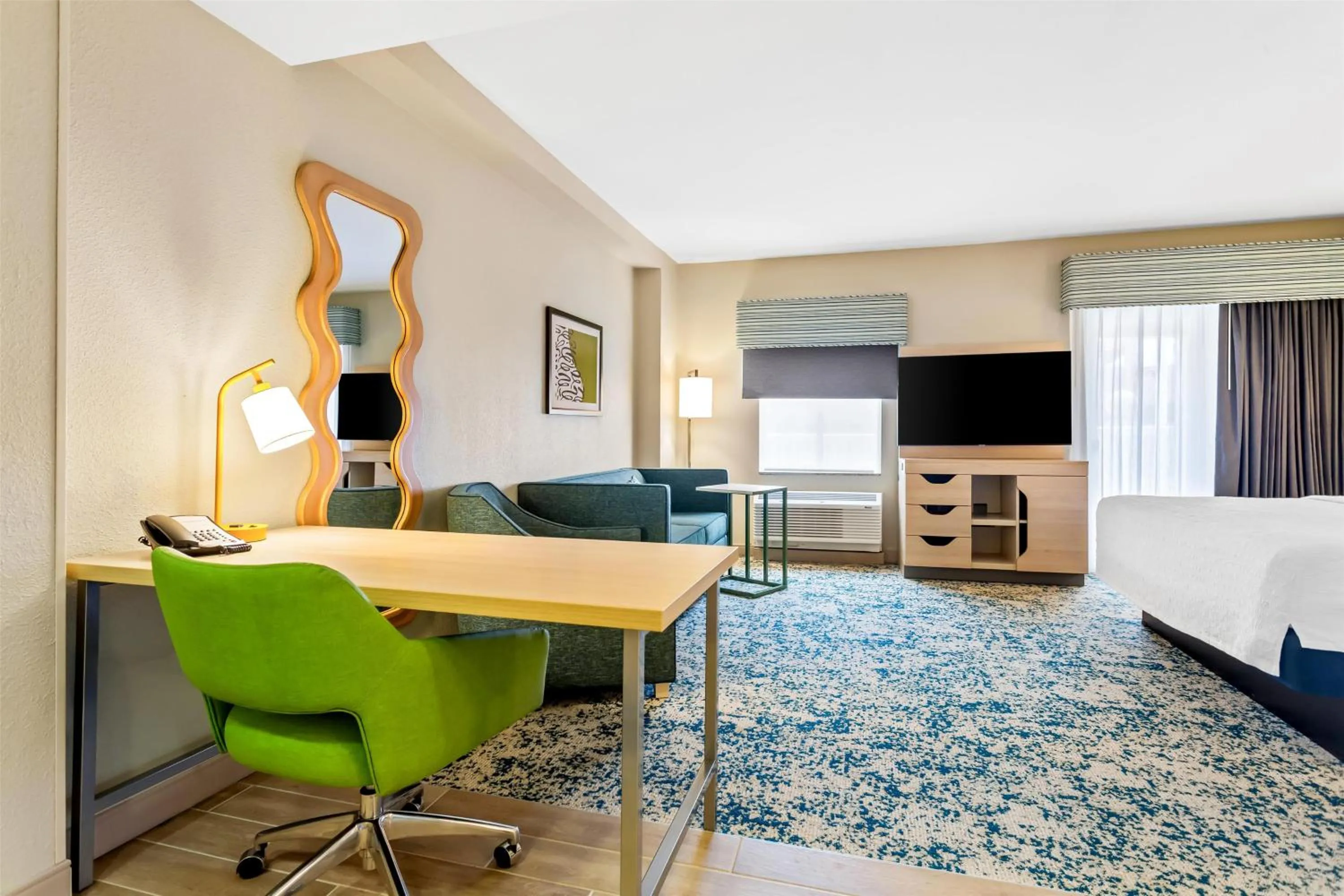 Living room, Bed in Hampton Inn & Suites St. Petersburg/Downtown