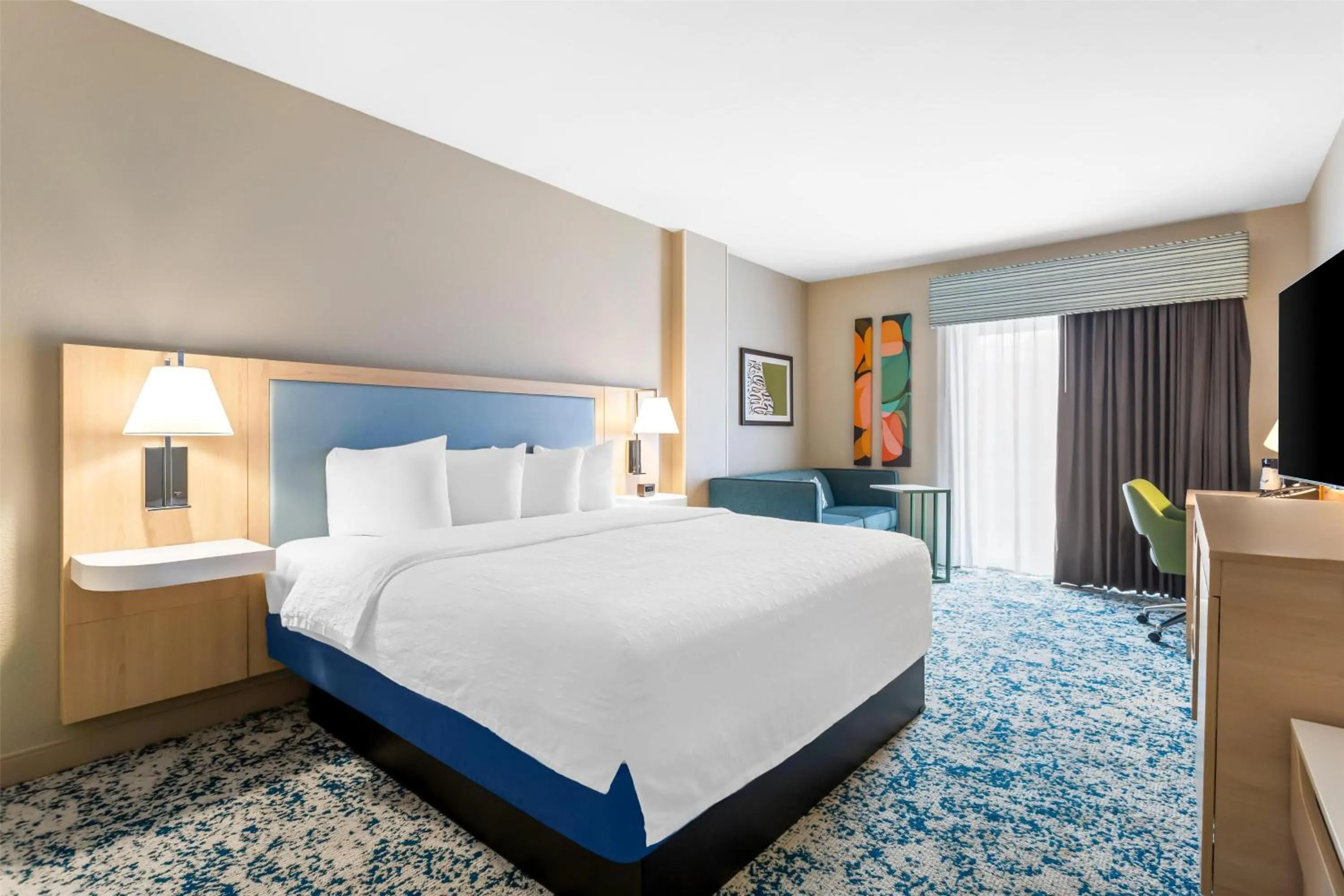 Living room, Bed in Hampton Inn & Suites St. Petersburg/Downtown