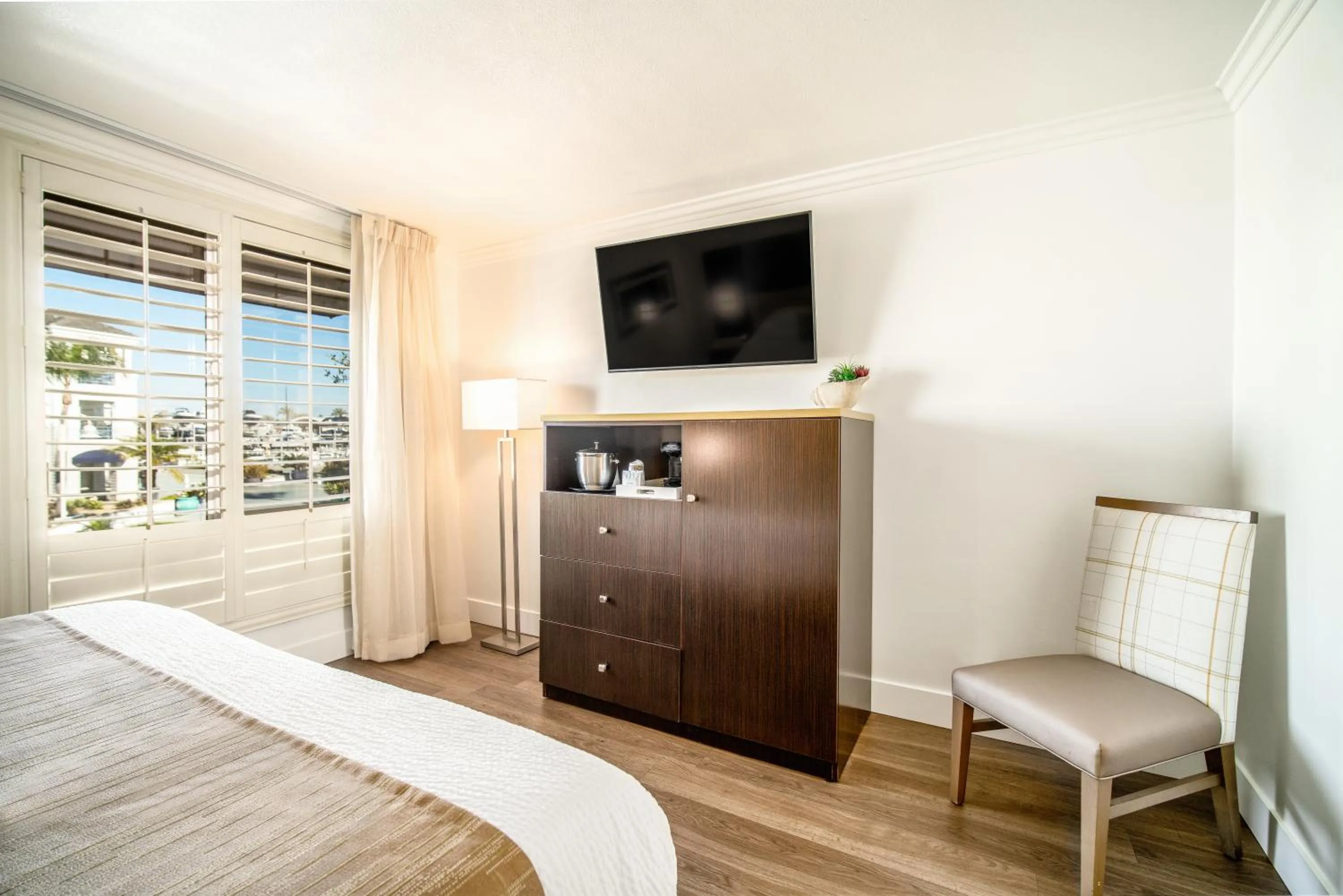 TV and multimedia, Bed in Little Inn By The Bay Newport Beach Hotel