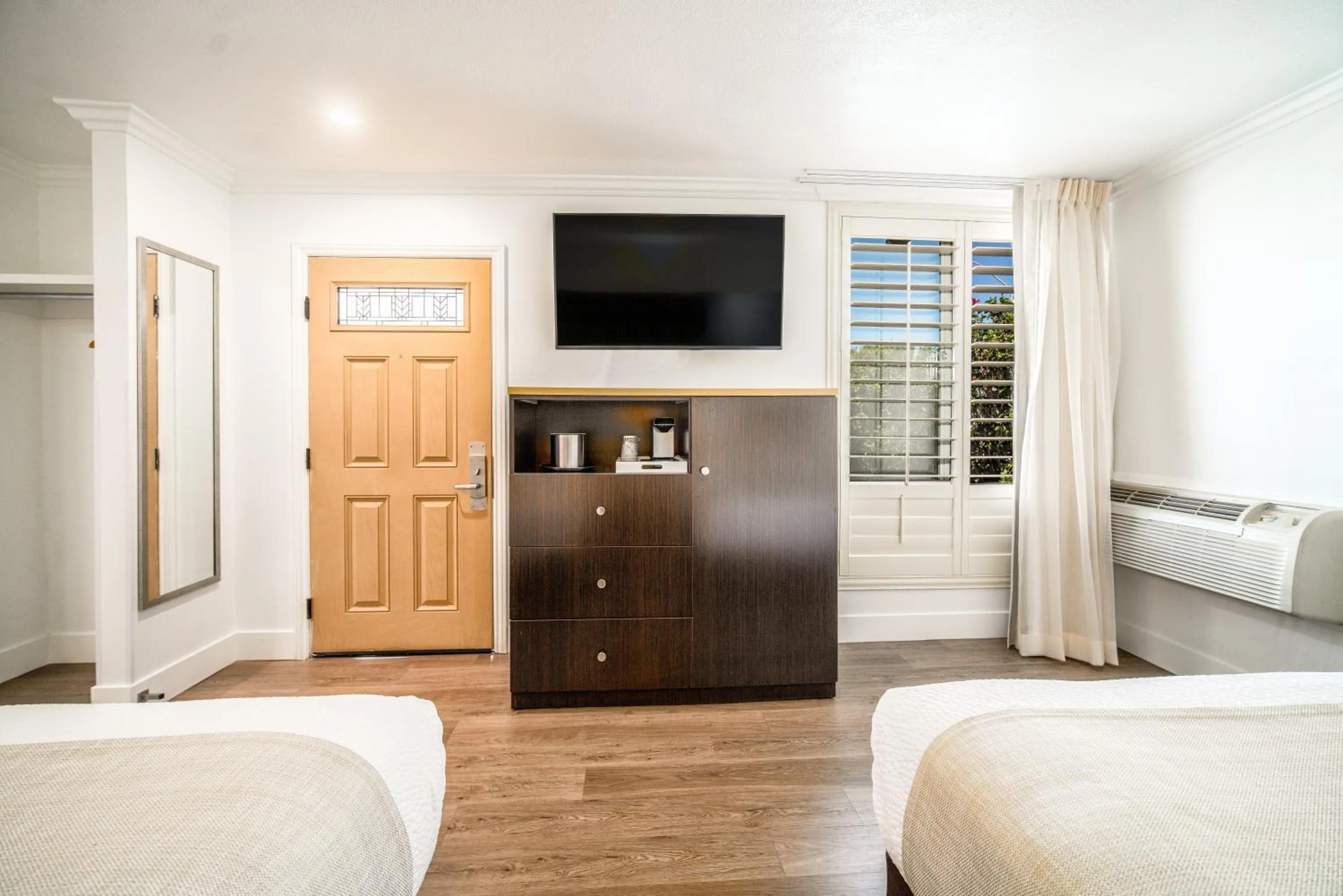 TV and multimedia, Bed in Little Inn By The Bay Newport Beach Hotel