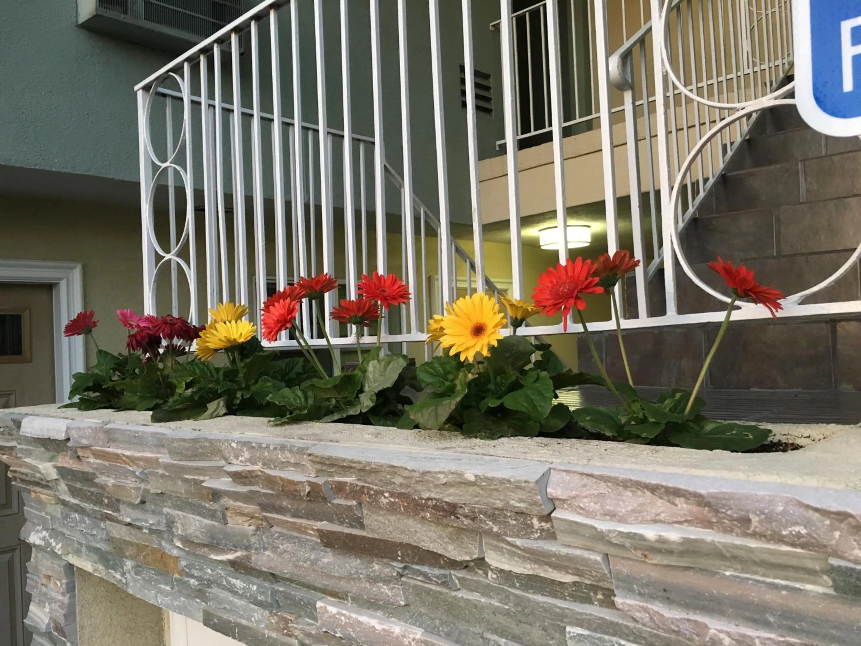 Property building in Little Inn By The Bay Newport Beach Hotel