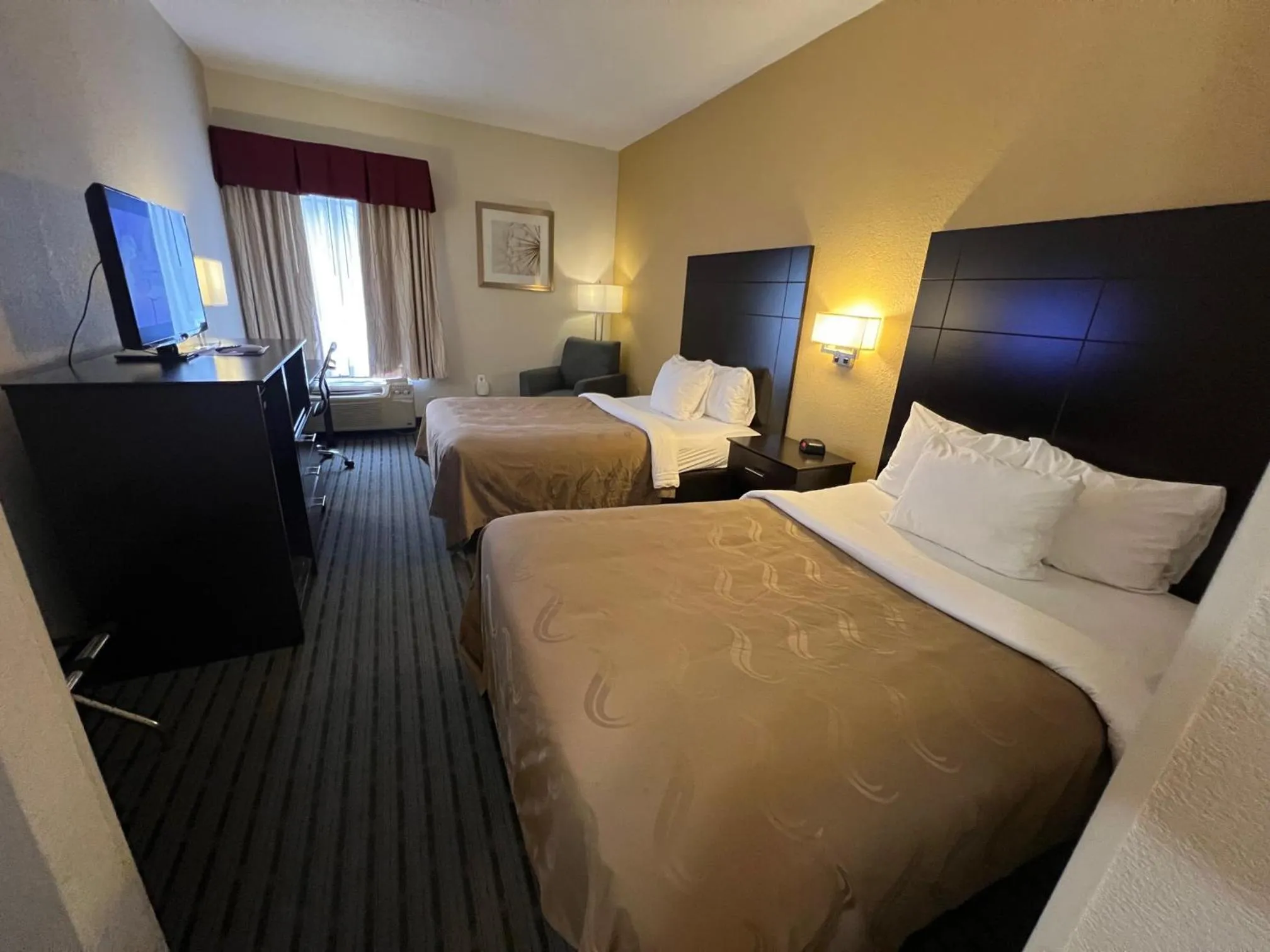 Bed in Quality Inn Richmond Airport