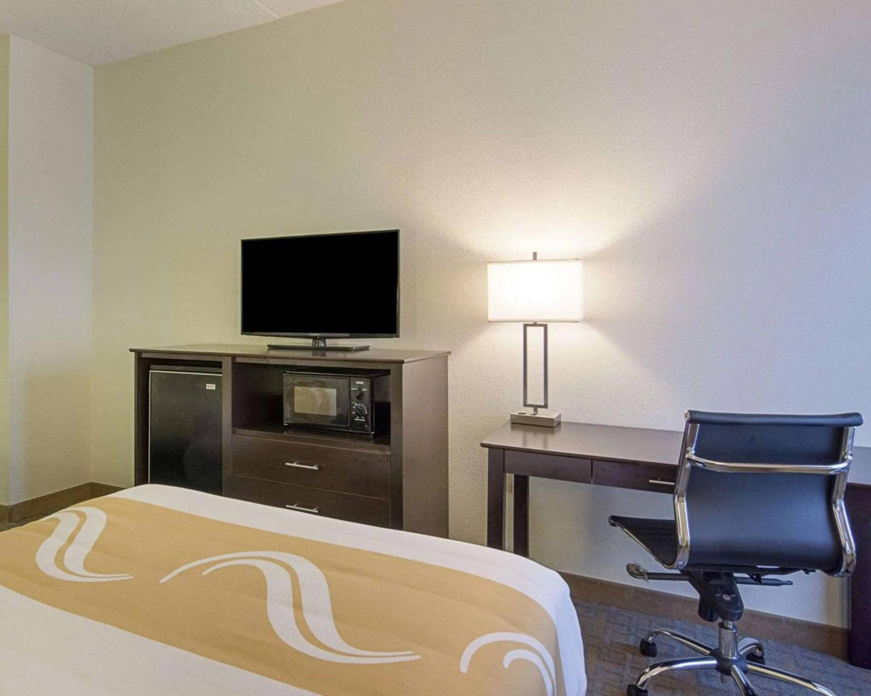 Photo of the whole room, Bed in Quality Inn Richmond Airport