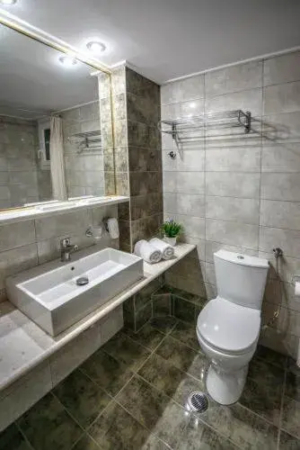 Deluxe Double or Twin Room with River View in Hotel Padelidaki Deluxe Double or Twin Room with River View in Hotel Padelidaki