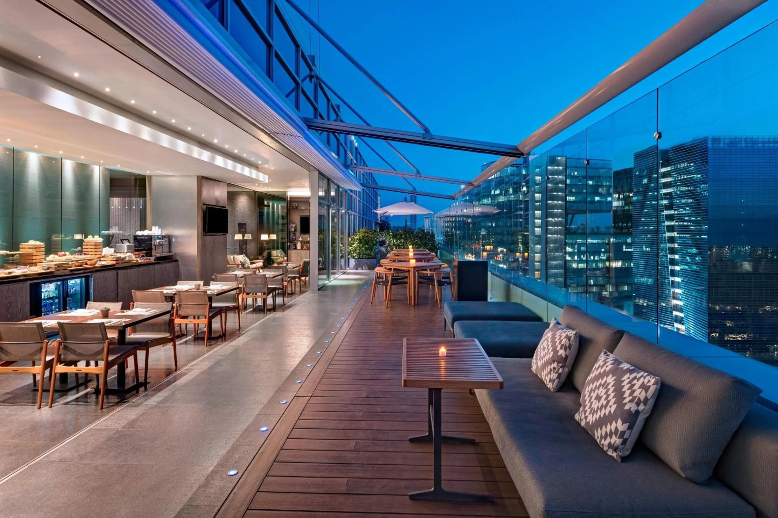 Lounge or bar in The Westin Santa Fe, Mexico City