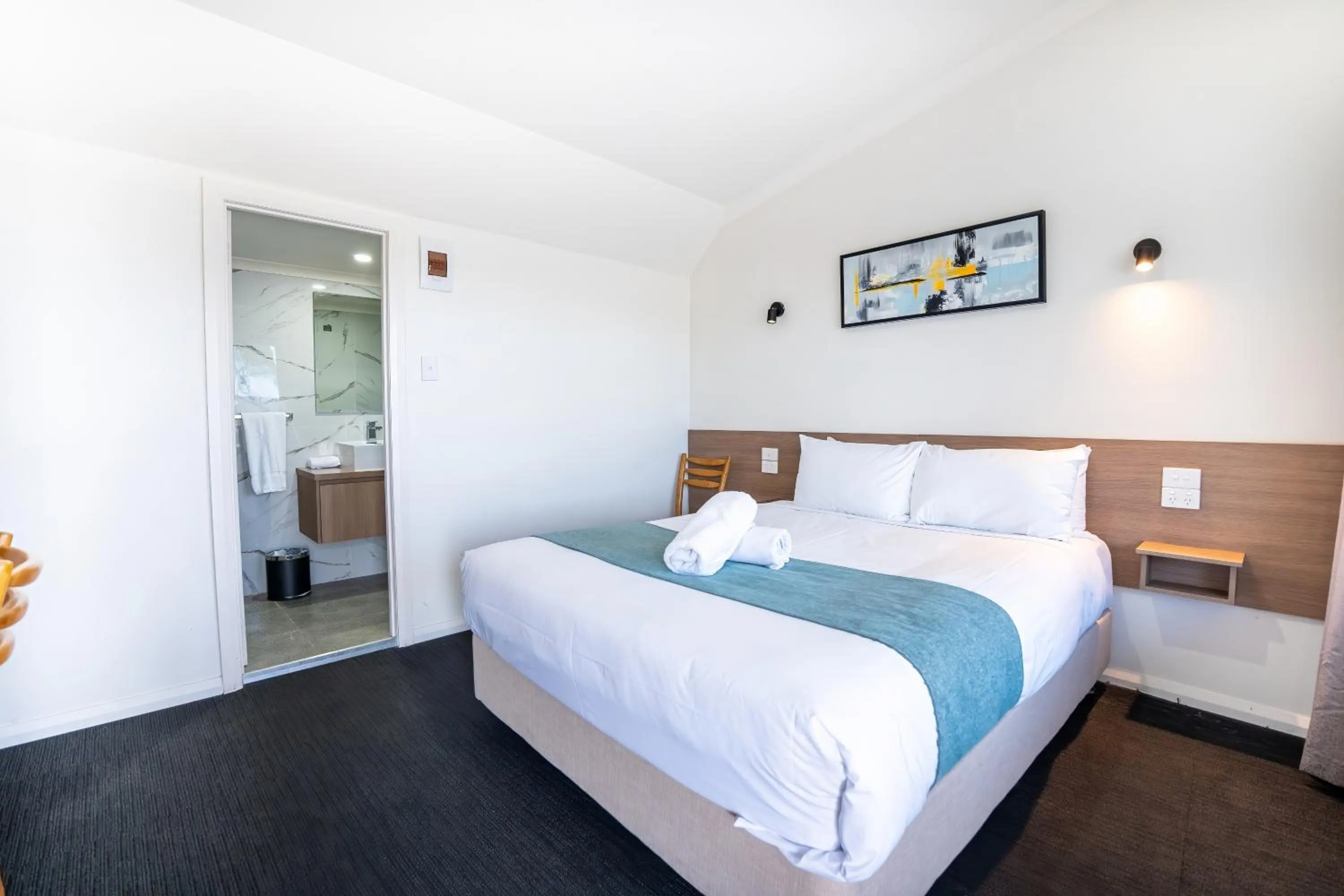 Bathroom, Bed in Bayside Hotel