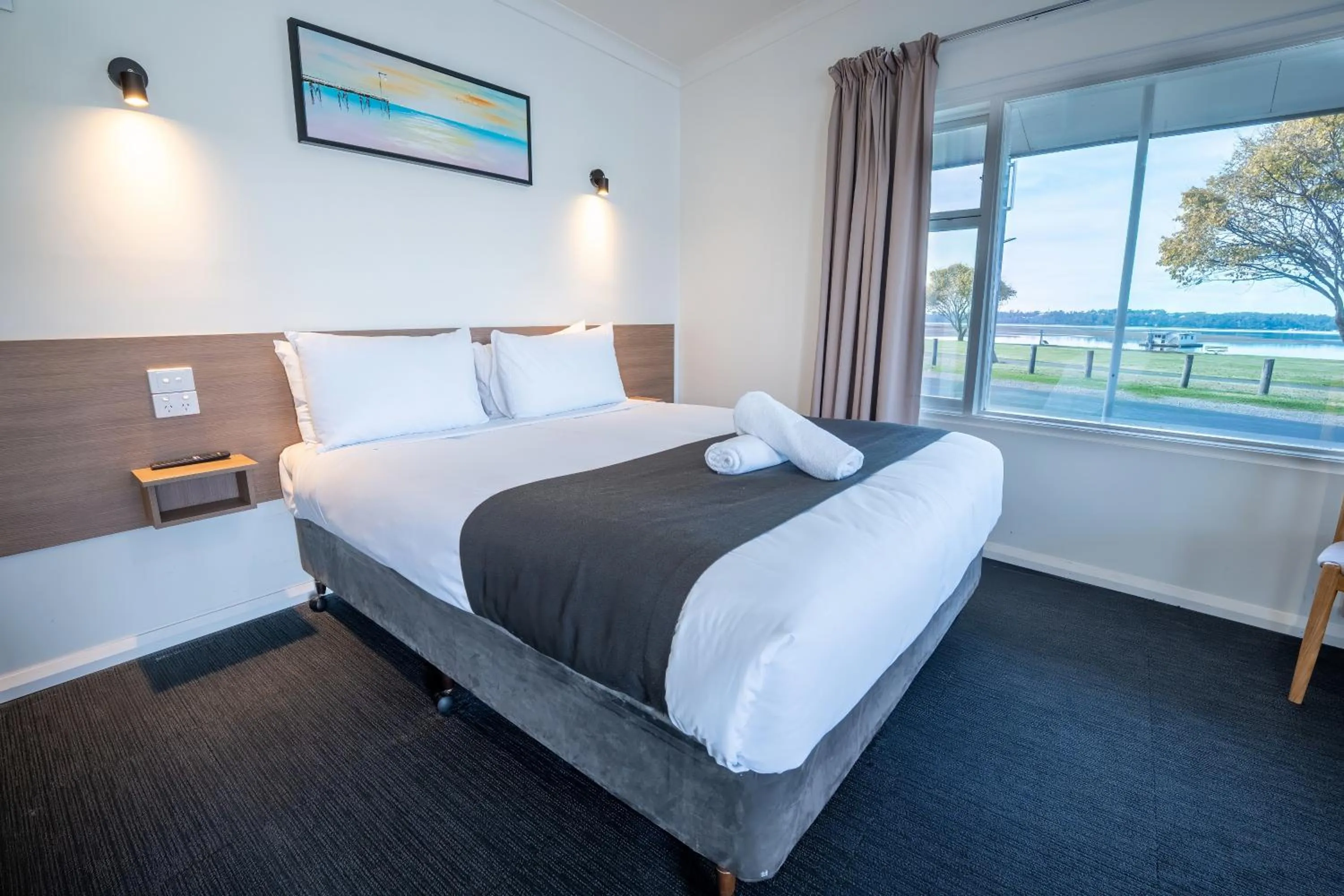 Bedroom, Bed in Bayside Hotel