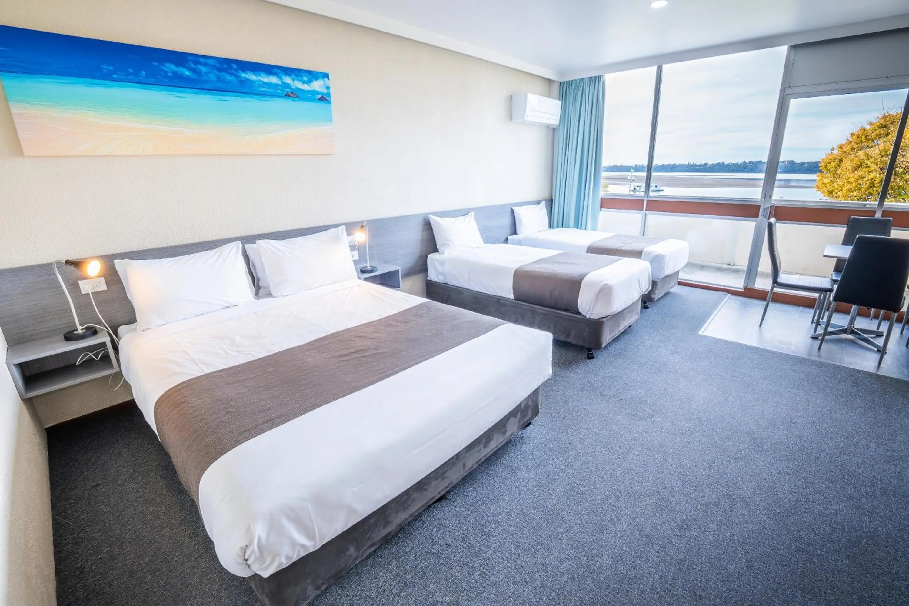 Bedroom, Bed in Bayside Hotel