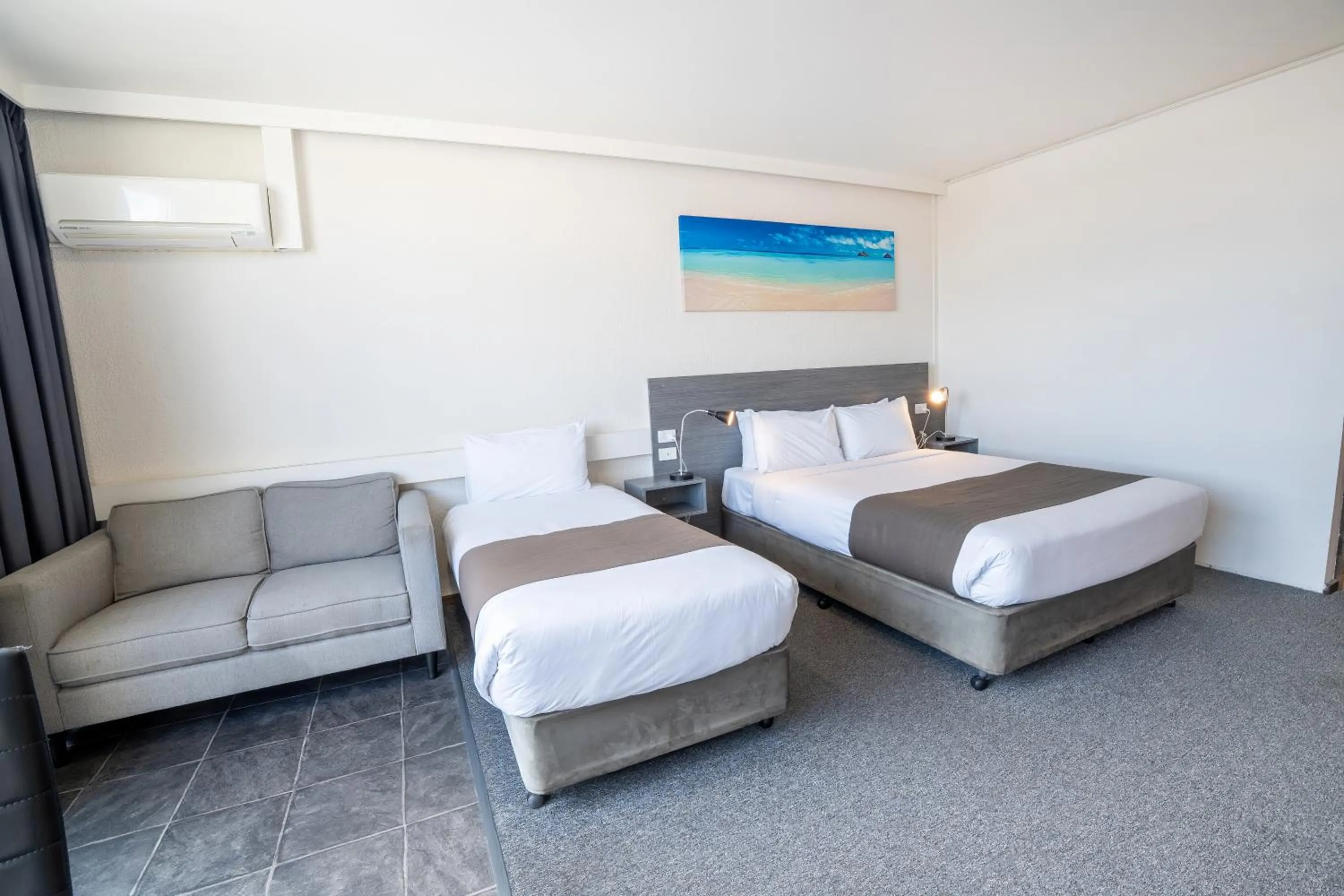 Bedroom, Bed in Bayside Hotel