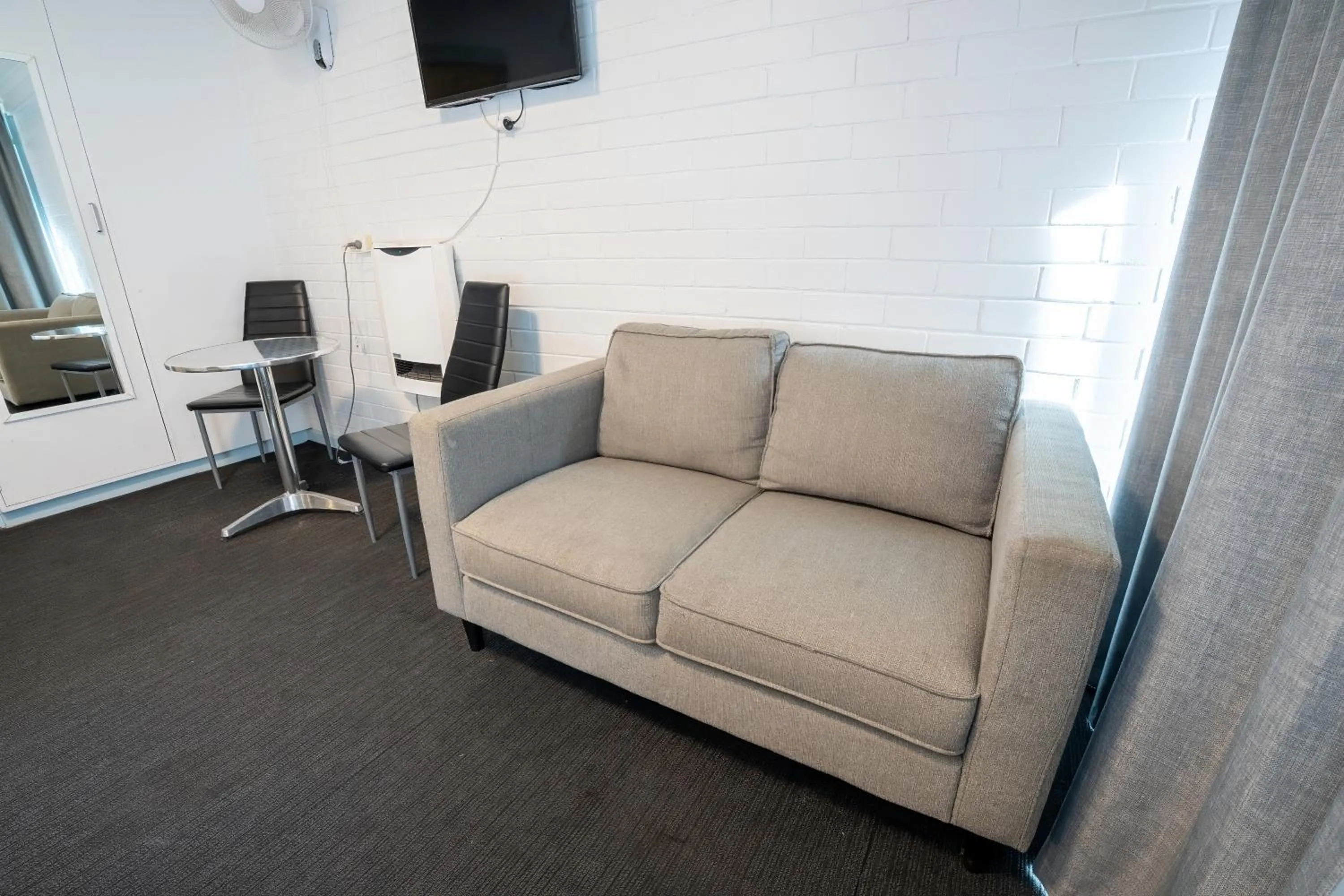 Living room in Bayside Hotel