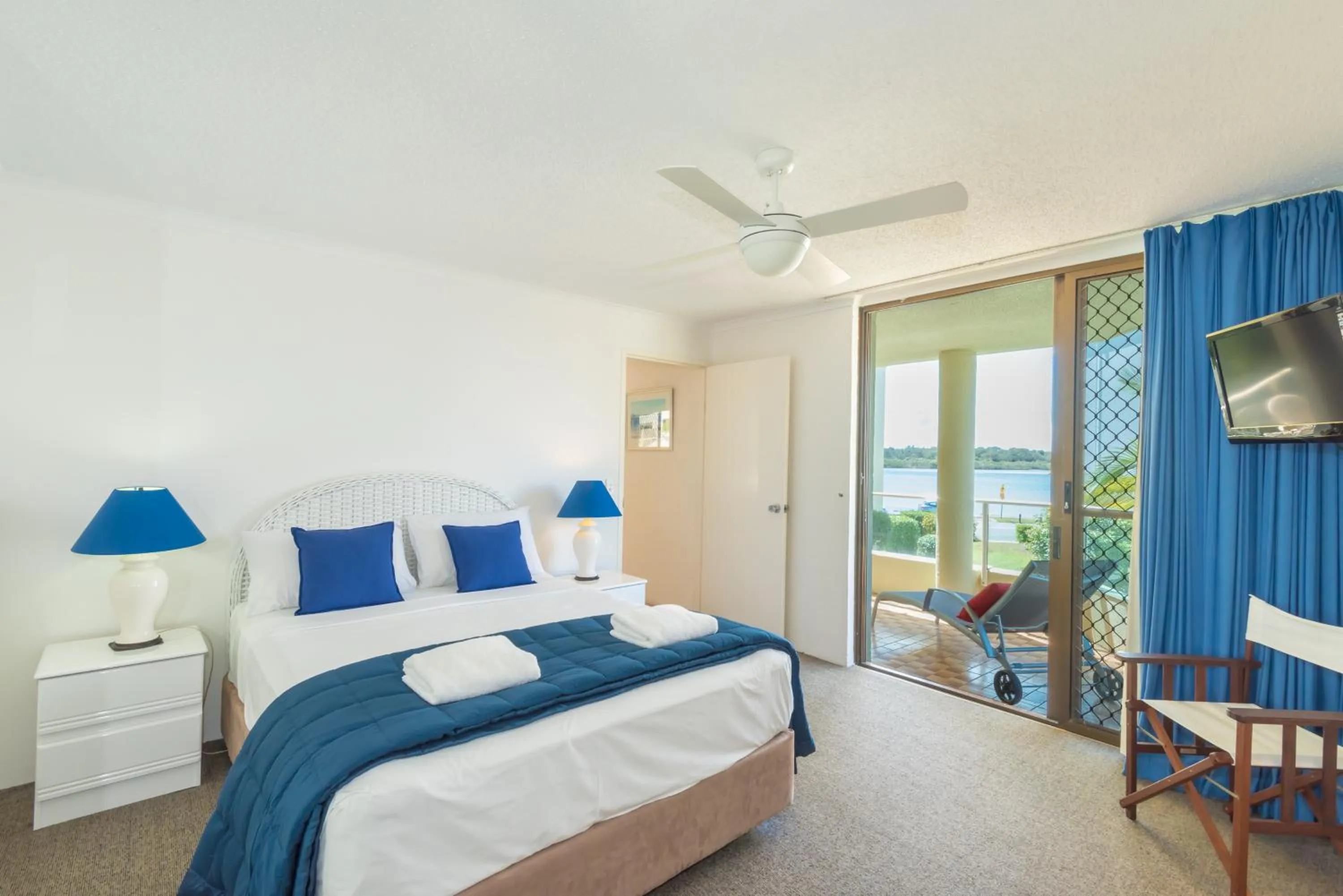 Bathroom, Bed in Munna Beach Apartments