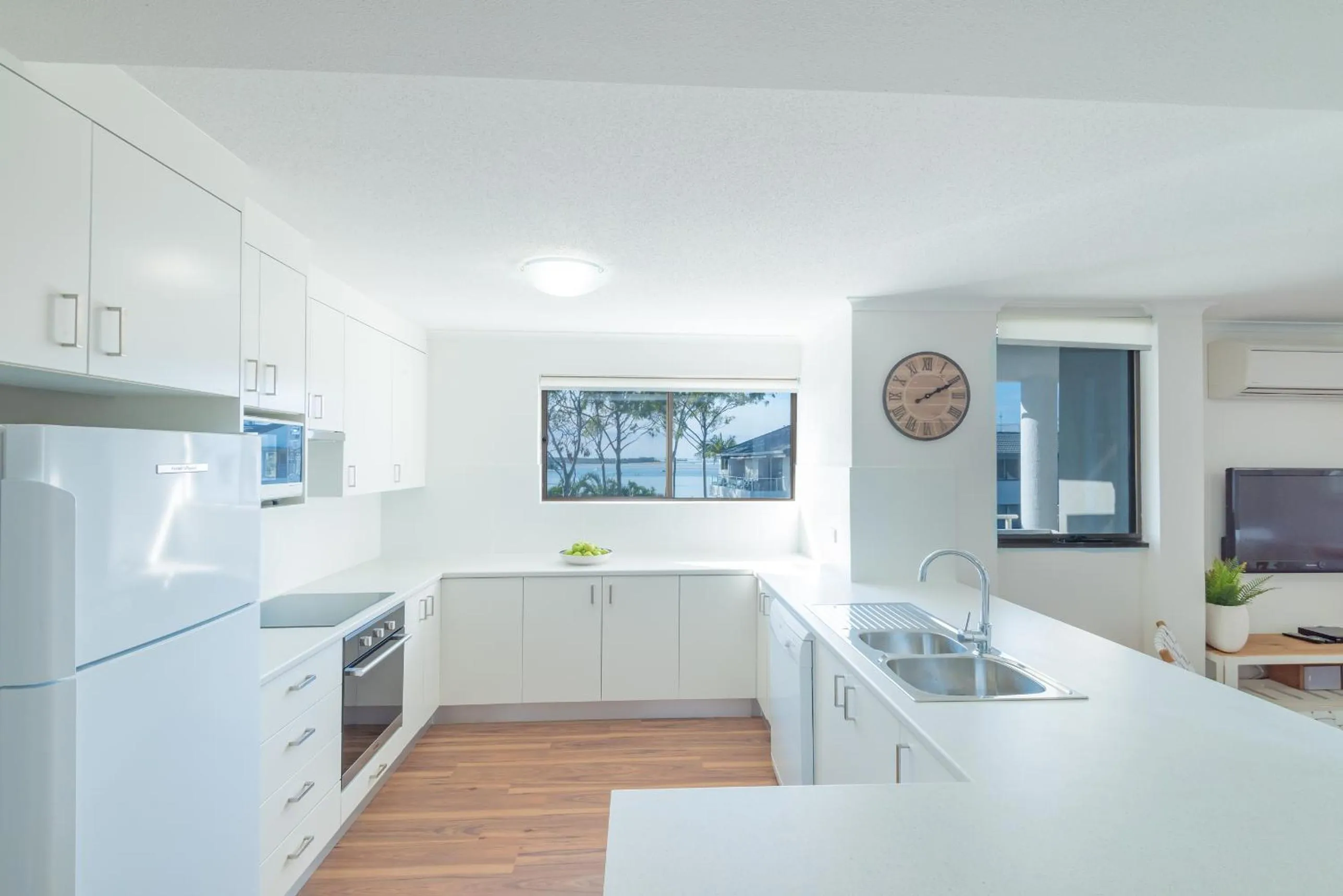 Kitchen or kitchenette in Munna Beach Apartments